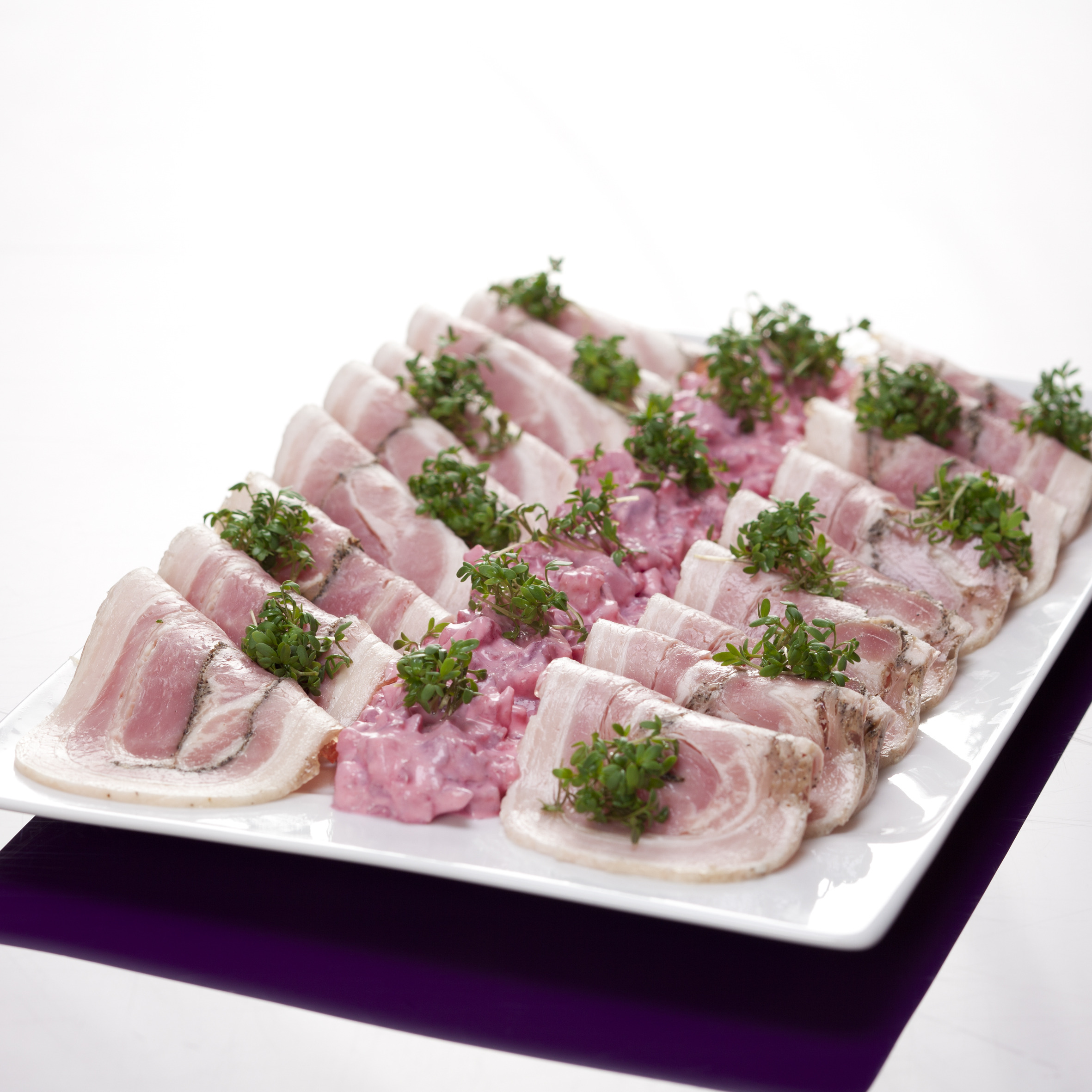 Rullepølse med rødbederaita og karse