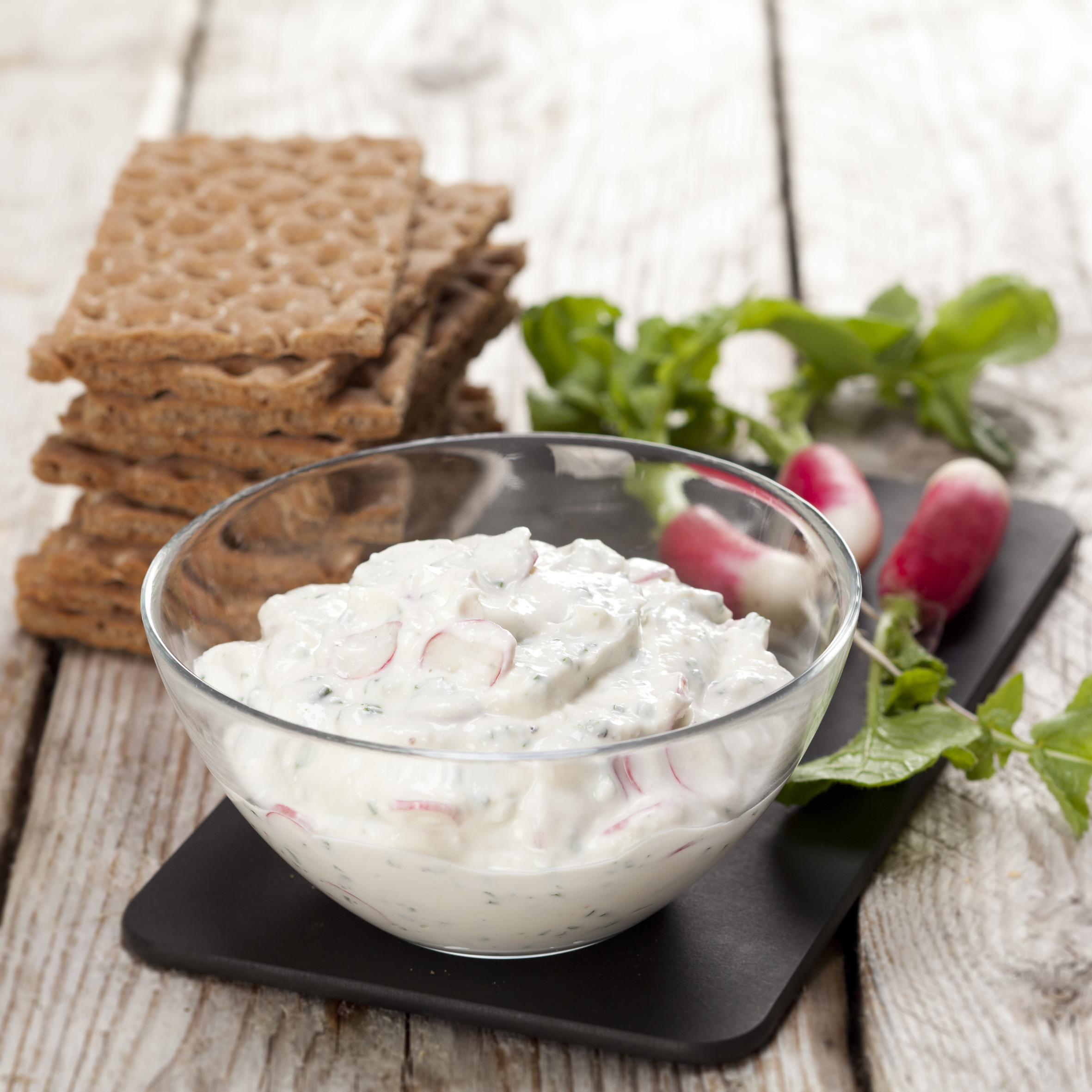 Røgeostsalat med radiser og purløg