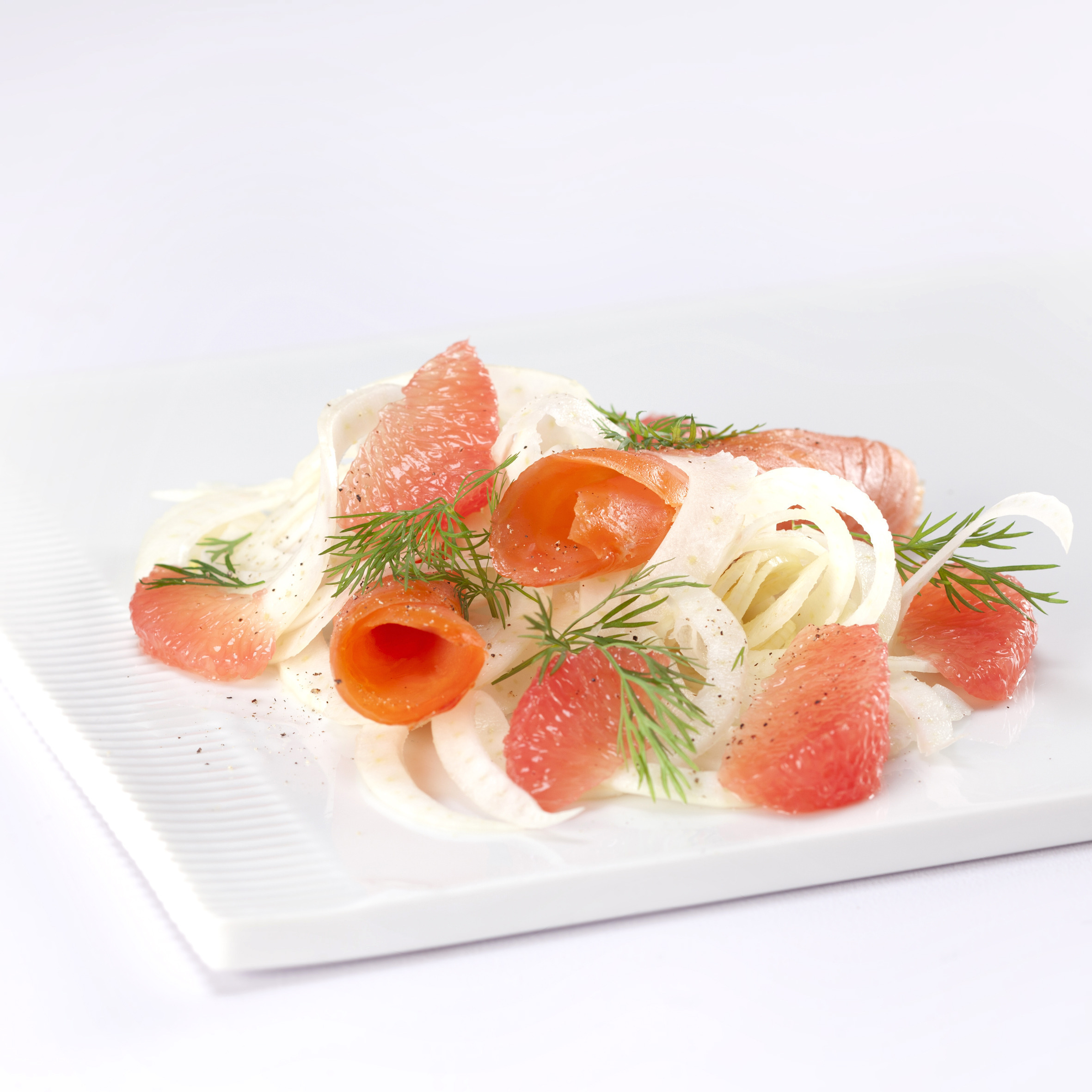 Røget laks med fennikel og rosa grape