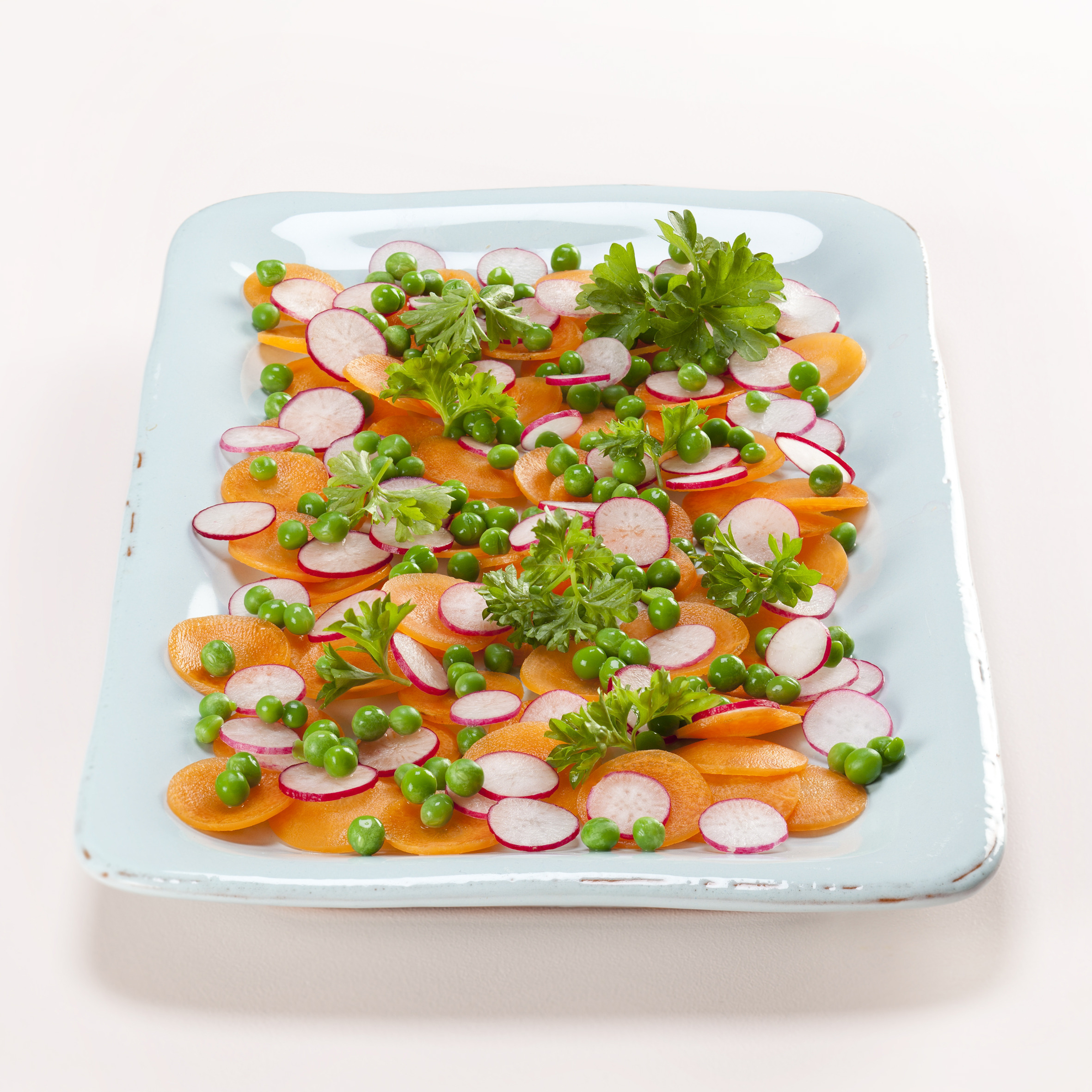 Salat med gulerødder, radiser, ærter og persille