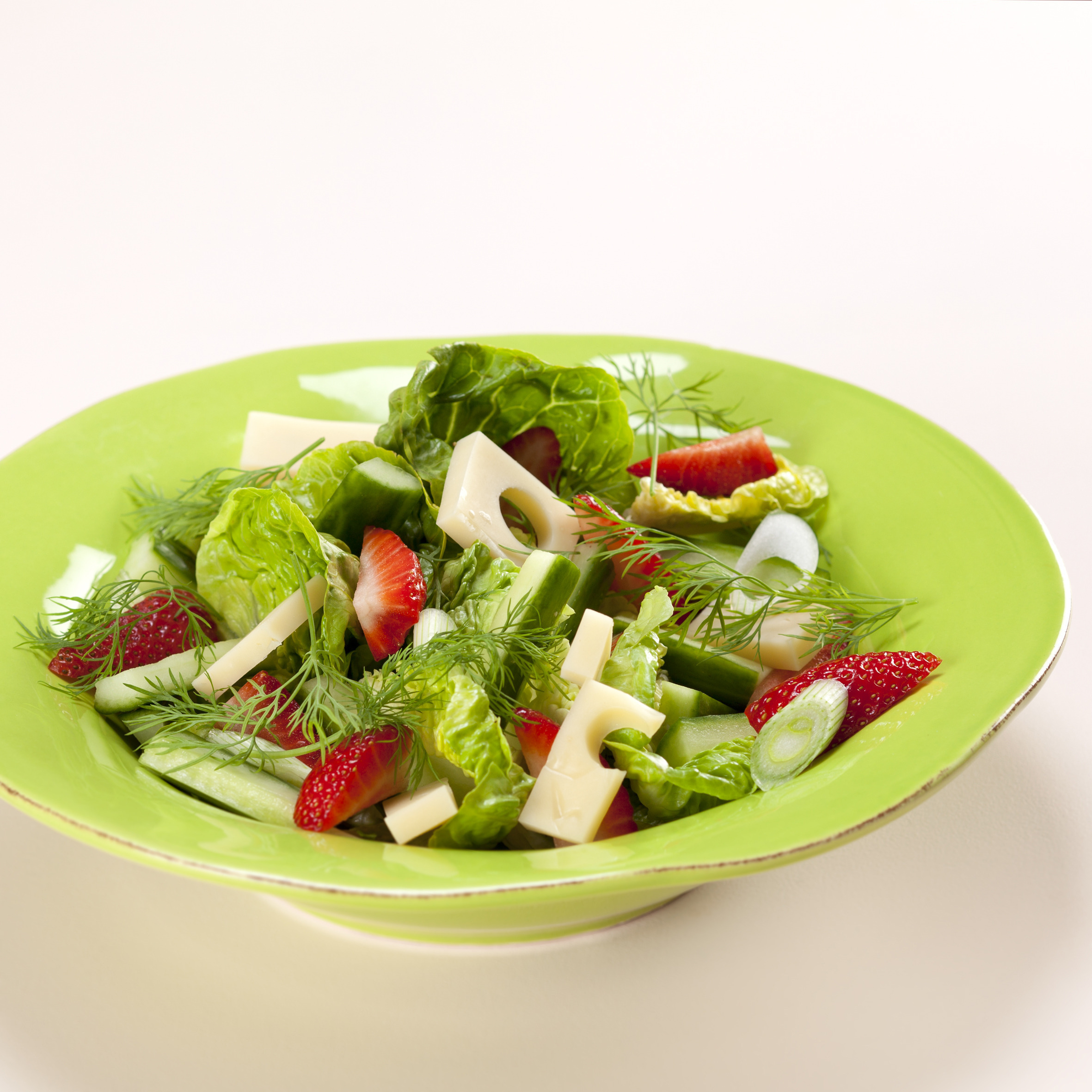Salat med jordbær, emmentaler og dild