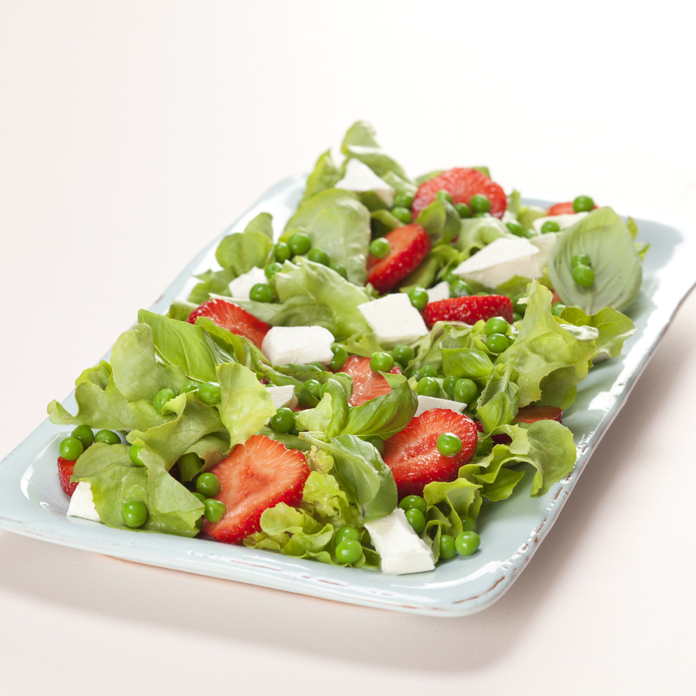 Salat med jordbær, middelhavsost og ærter