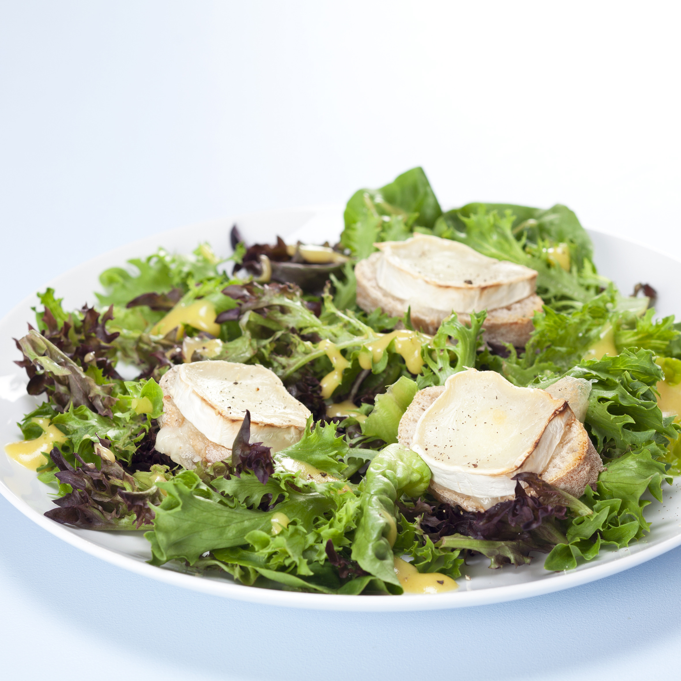 Salat med lune gedeostebrød og dijon vinagrette