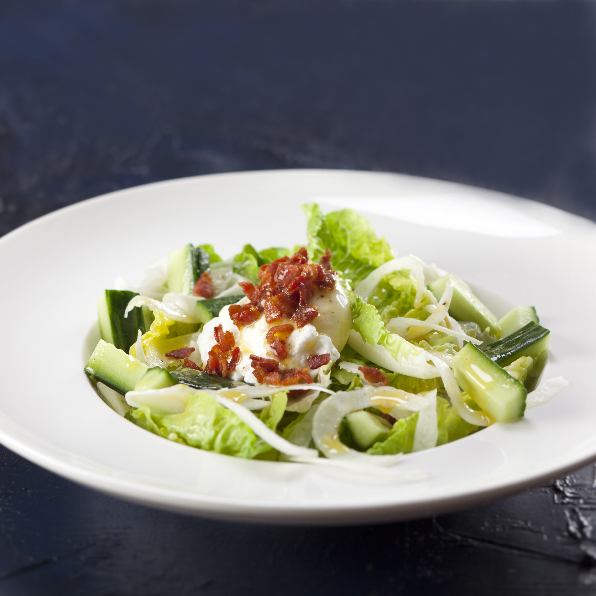 Salat med pocheret æg, bacon og brunet smør