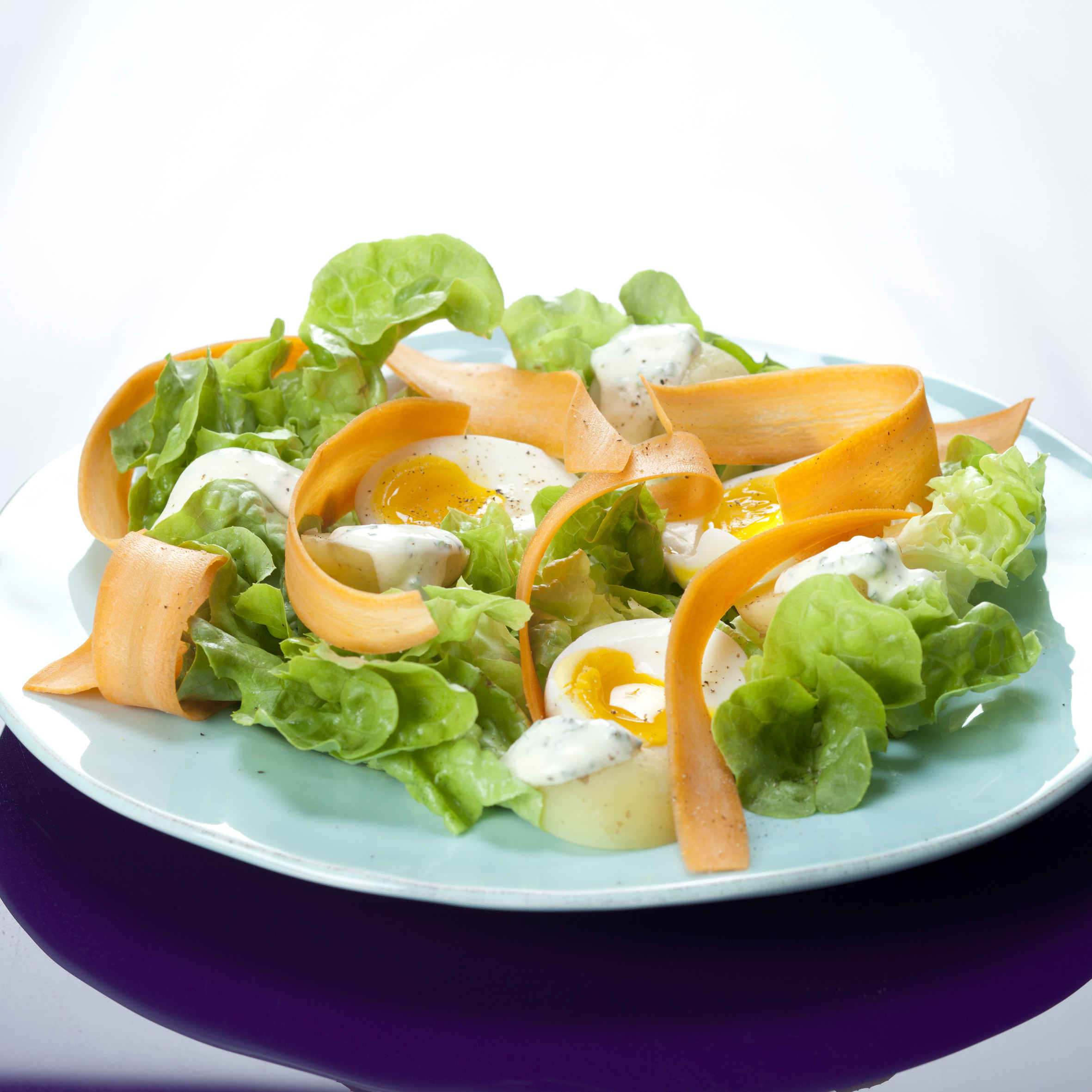 Salat med smilende æg, kolde kartofler og gulerodskrøller