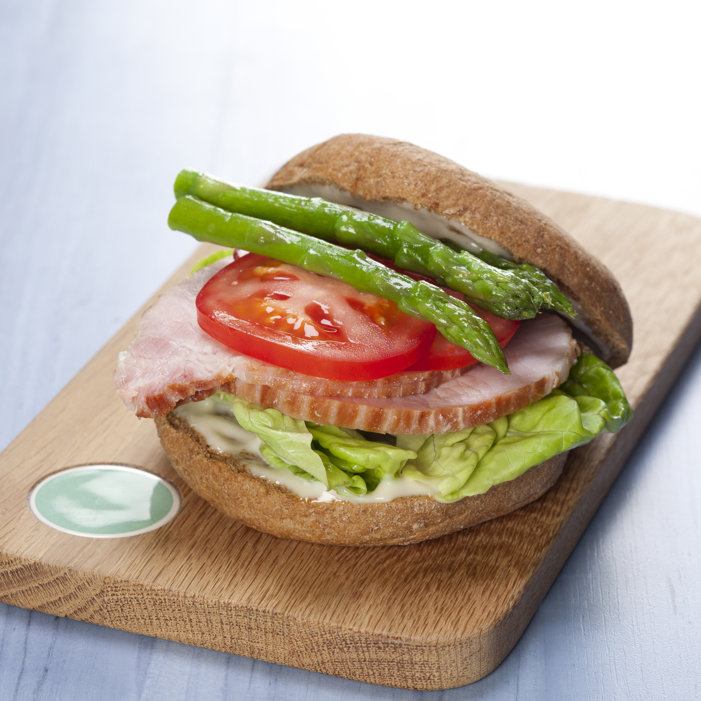 Sandwich med hamburgerryg, tomat og grønne asparges