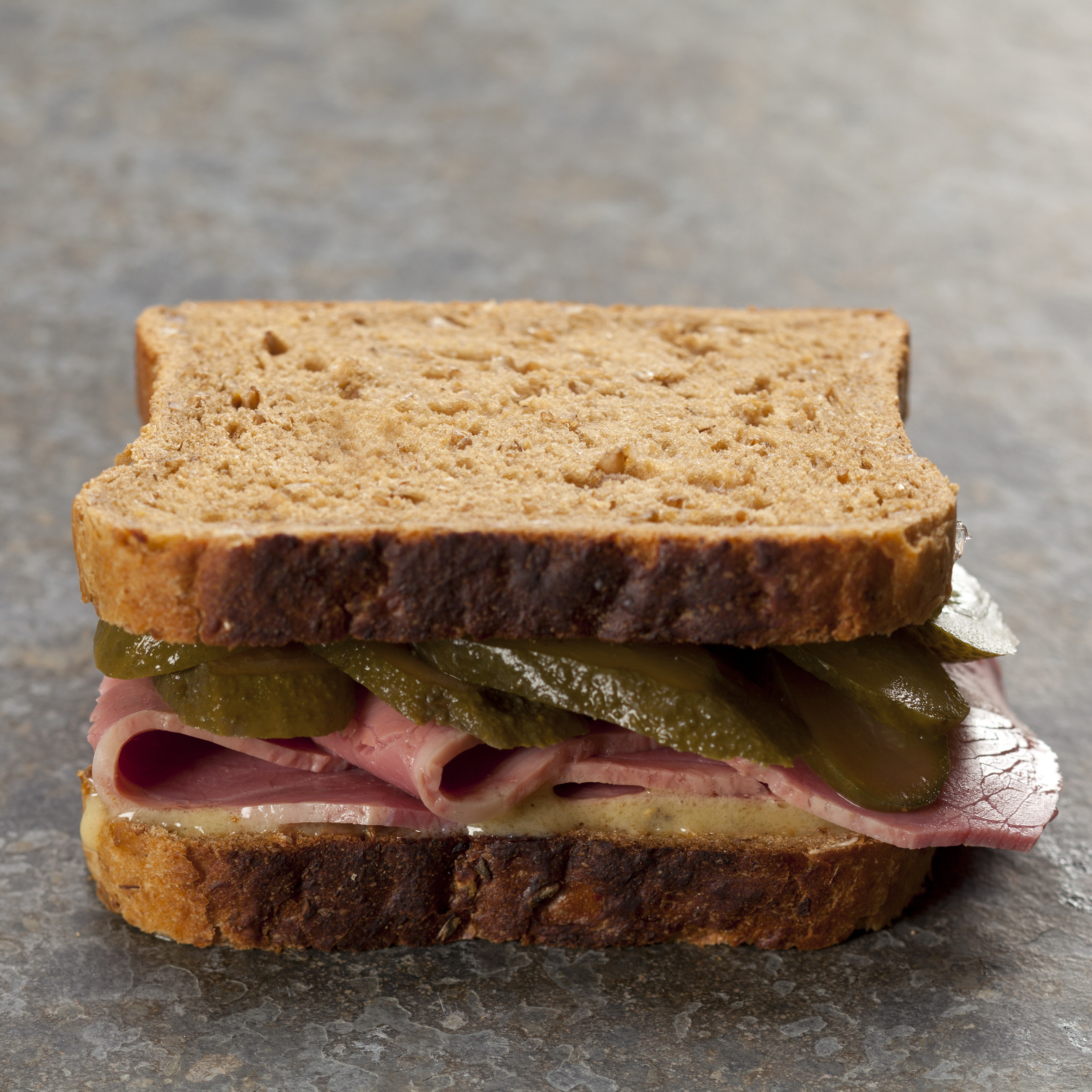 Sandwich med oksebryst, sød sennep og syltede agurker