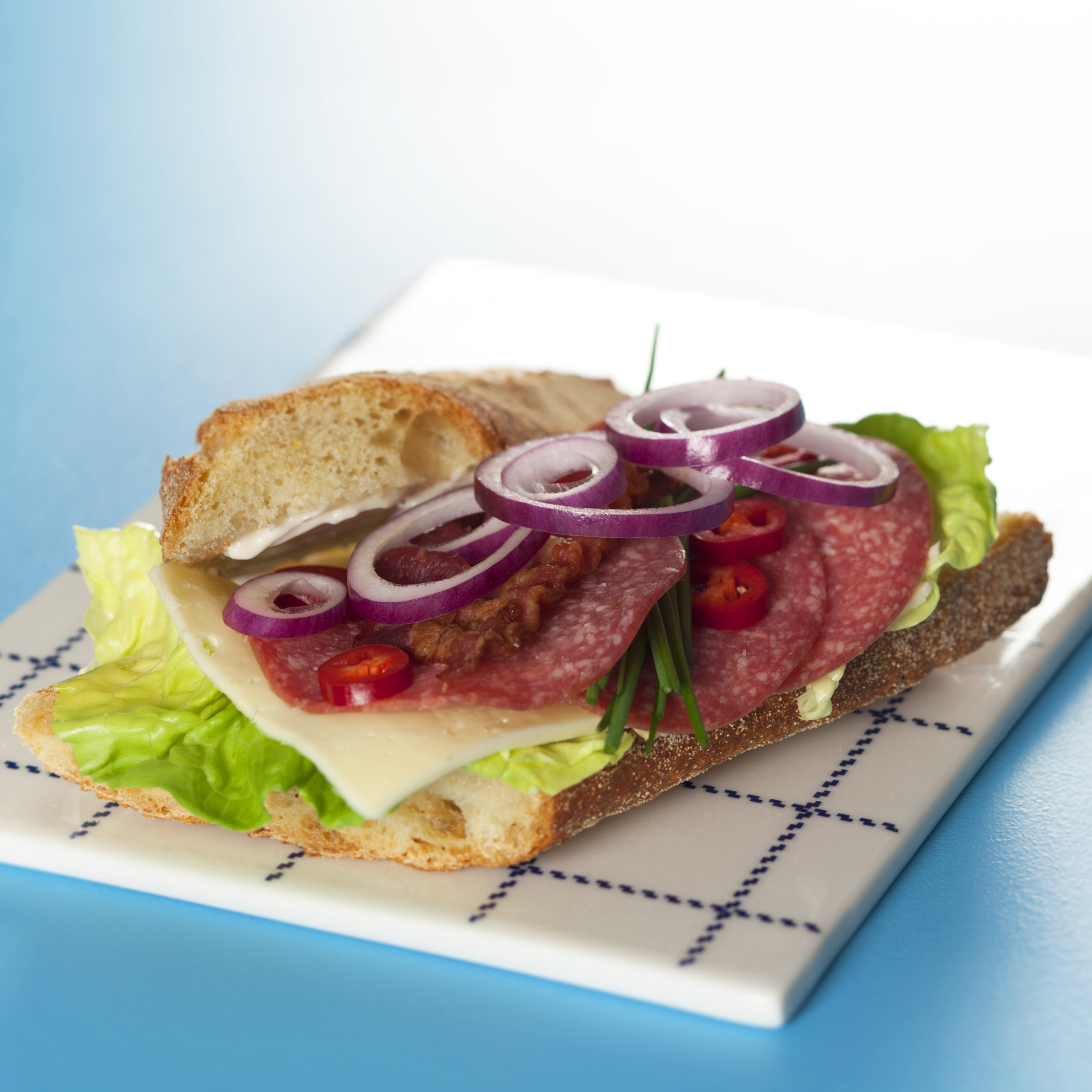 Sandwich med ost, spegepølse, chili, bacon og rødløg