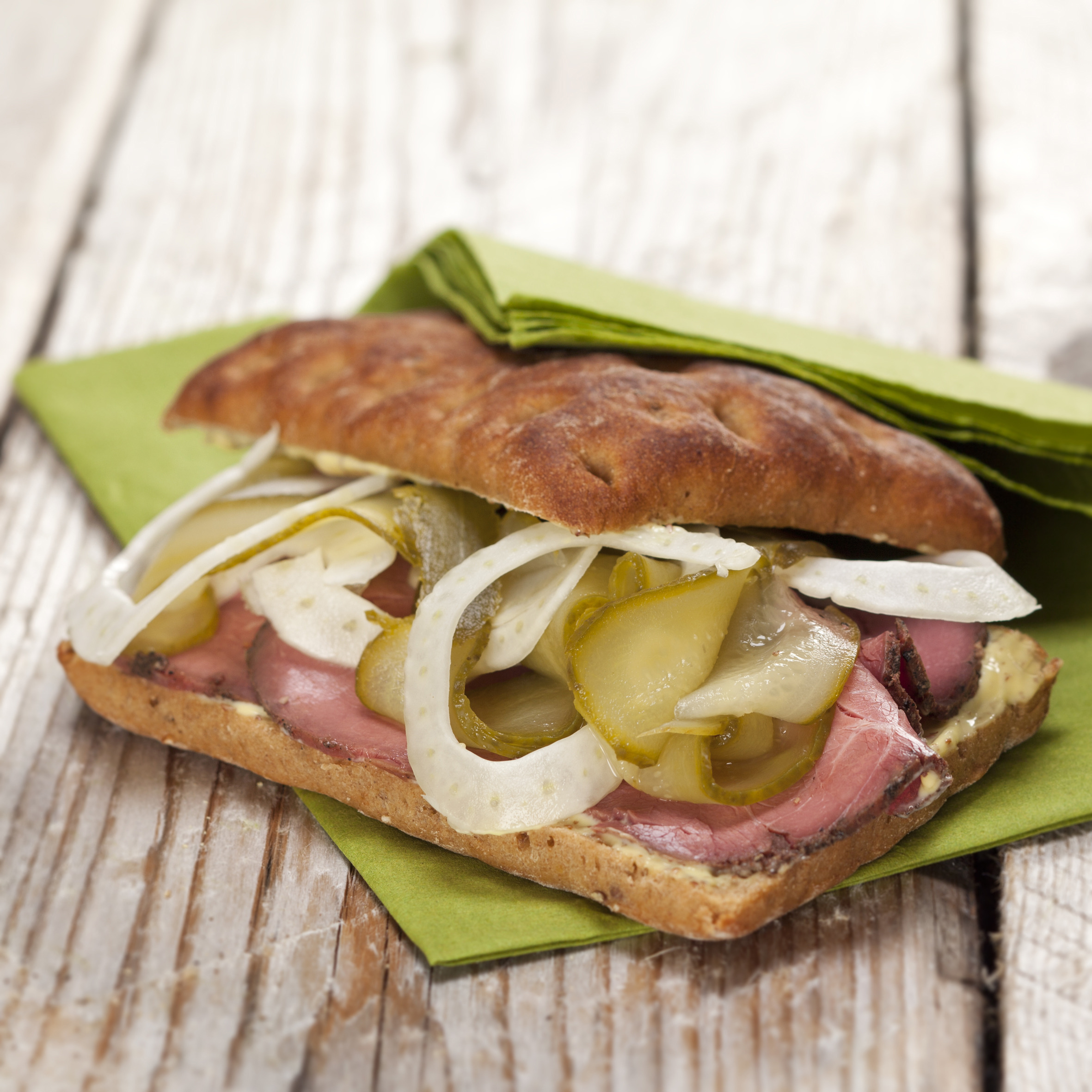 Sandwich med roastbeef, fennikel og syltede agurker