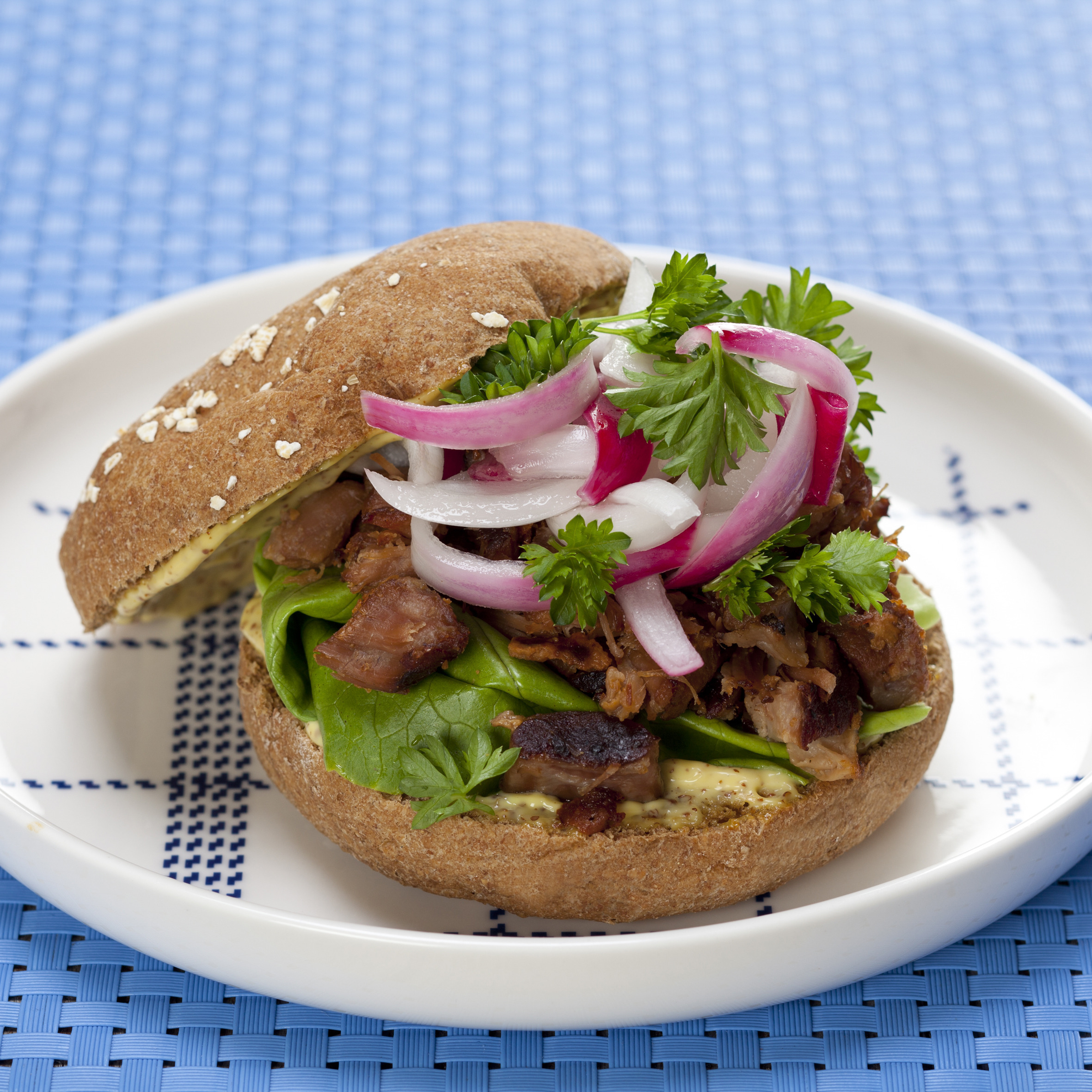 Sandwich med svinenakke og syltede rødløg