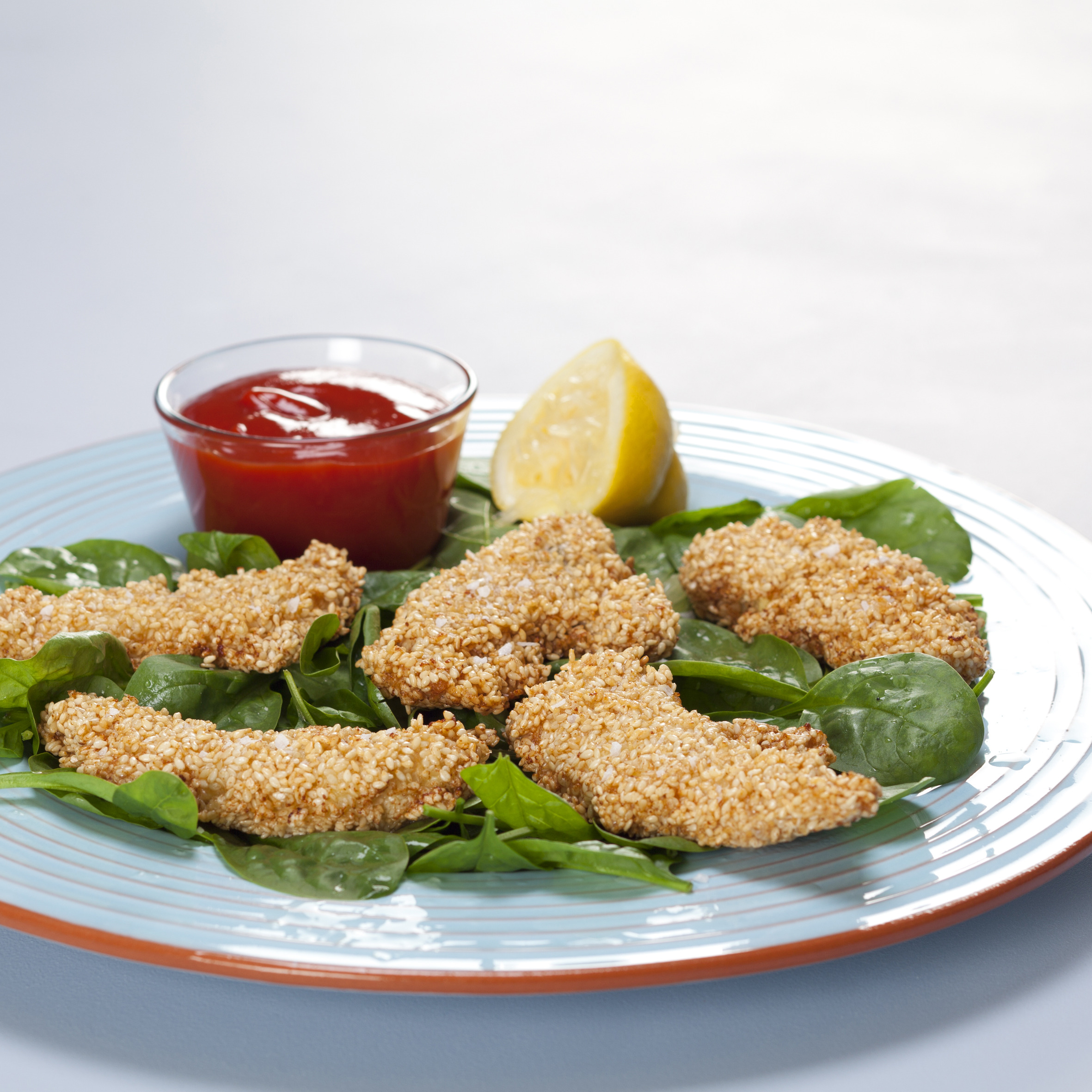 Sesam kylling på spinat med citron og sød chilisauce