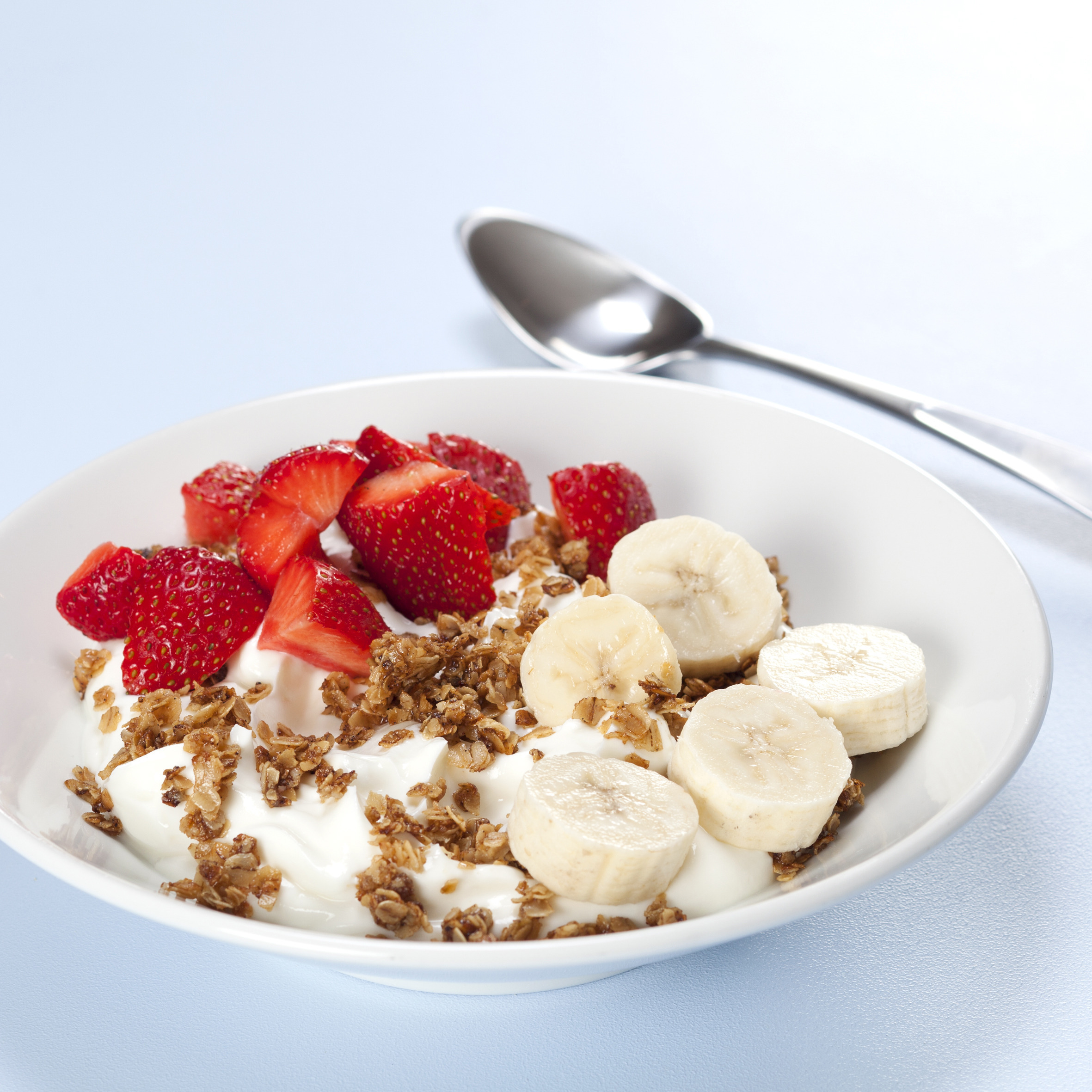 Skyr med smørristede havregryn, jordbær og banan