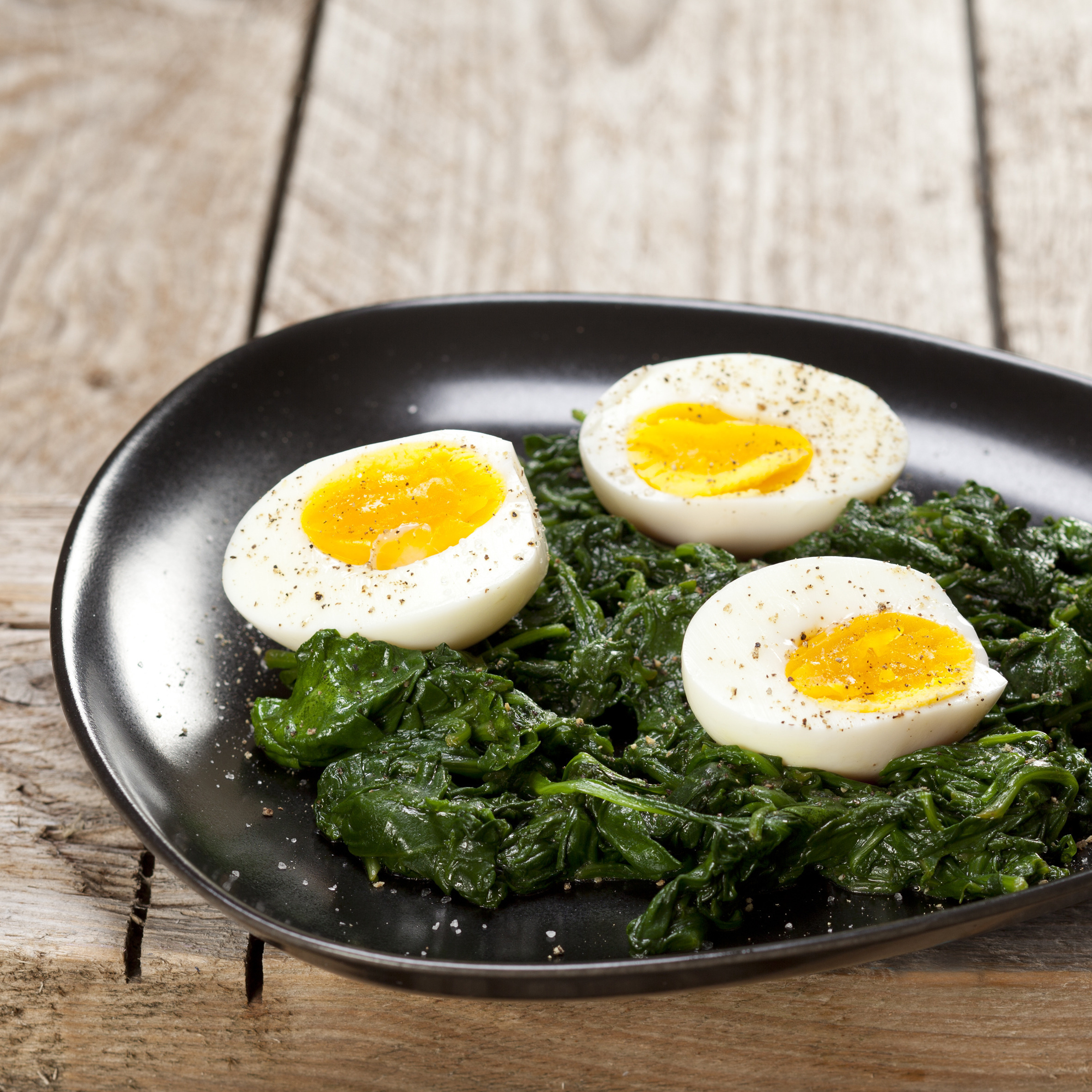 Smilende æg med spinat og sort peber