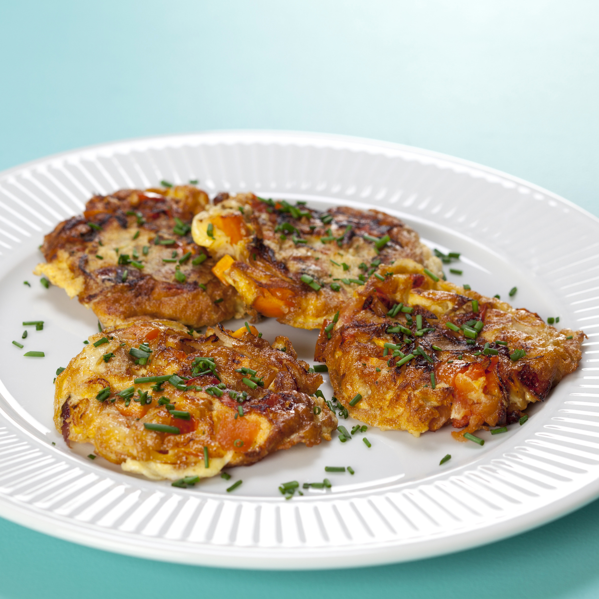 Små tomat frittata med gulerod og purløg