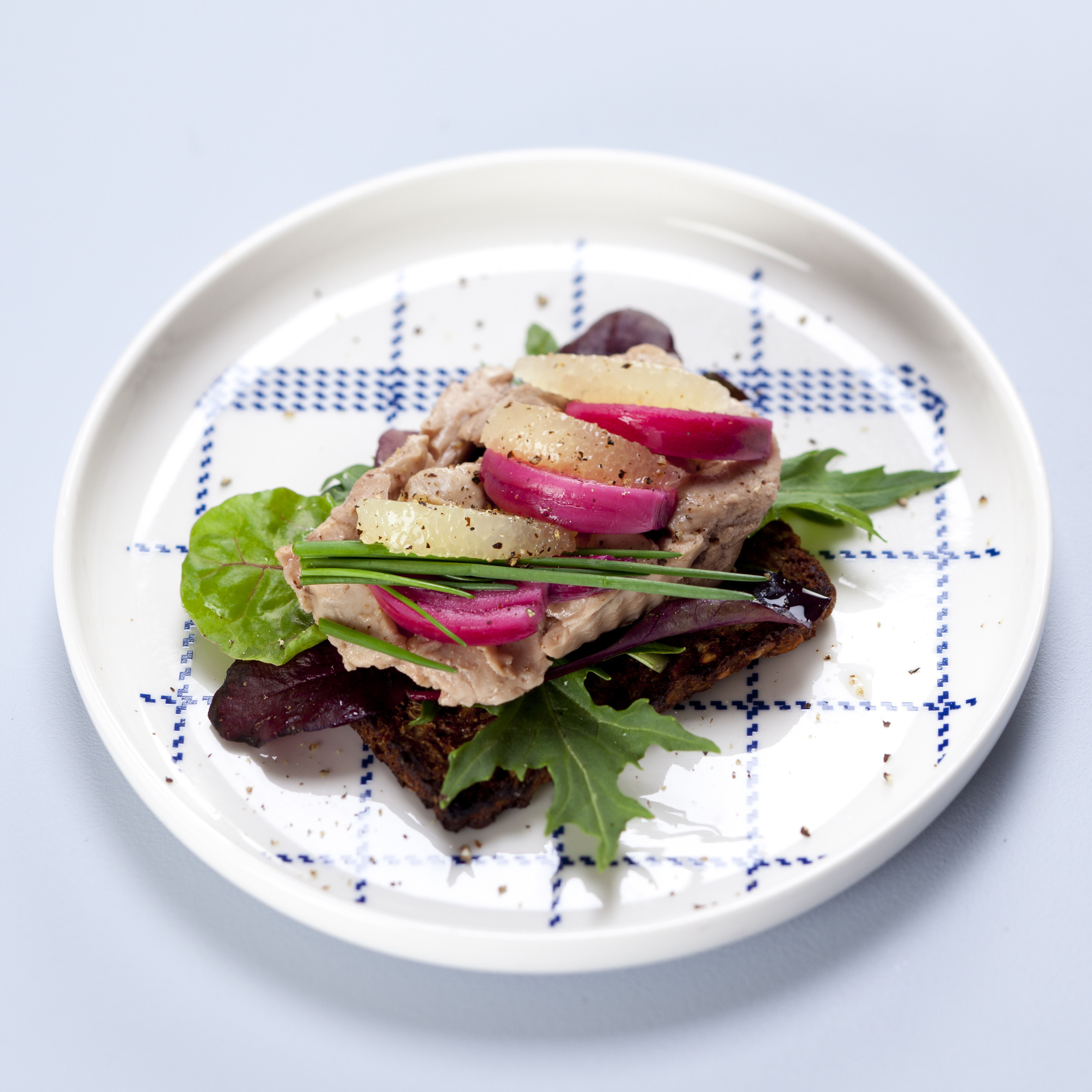 Smørrebrød med torskelever, citron og rødløg
