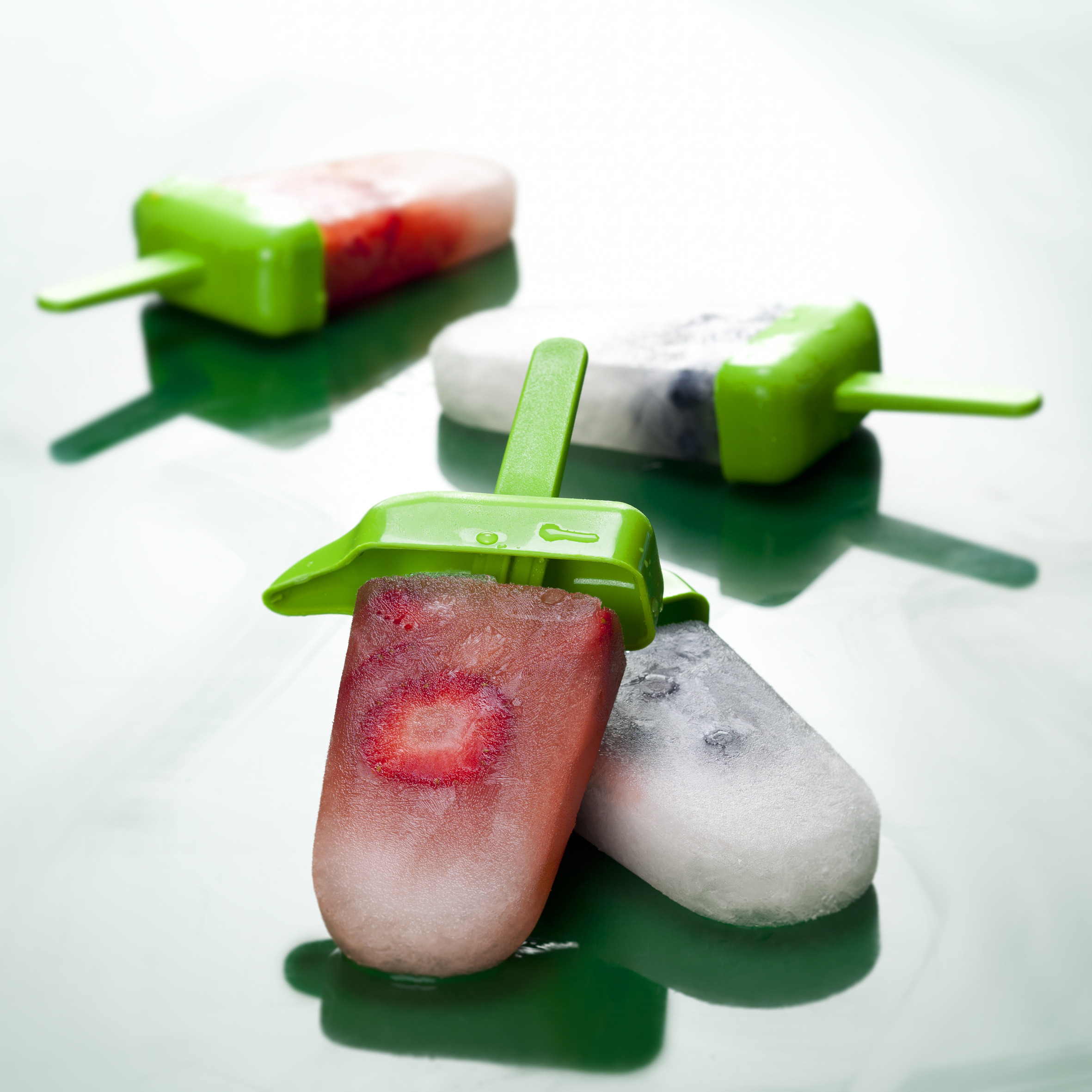 Sodavandsis med hyldeblomst, jordbær og blåbær