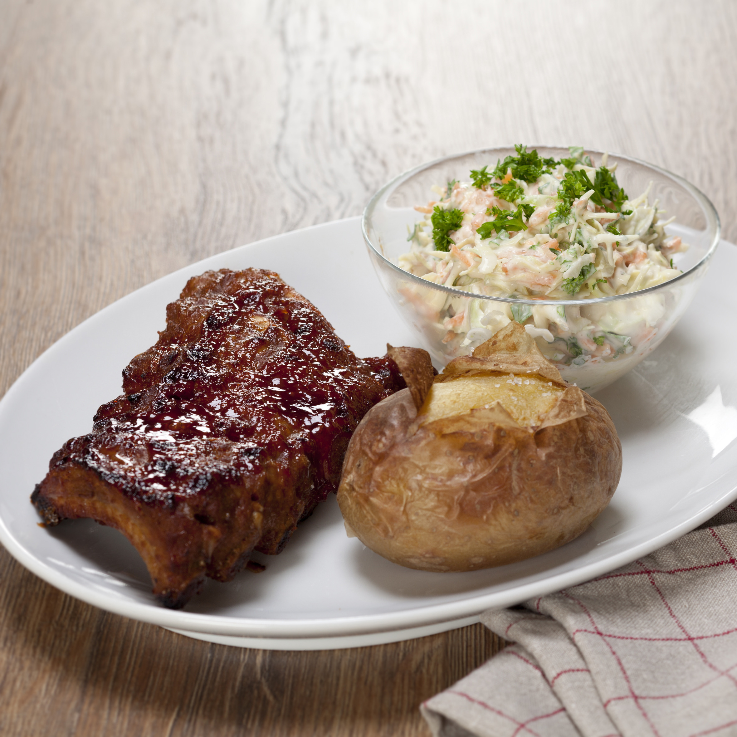 Spareribs med coleslaw og bagt kartoffel
