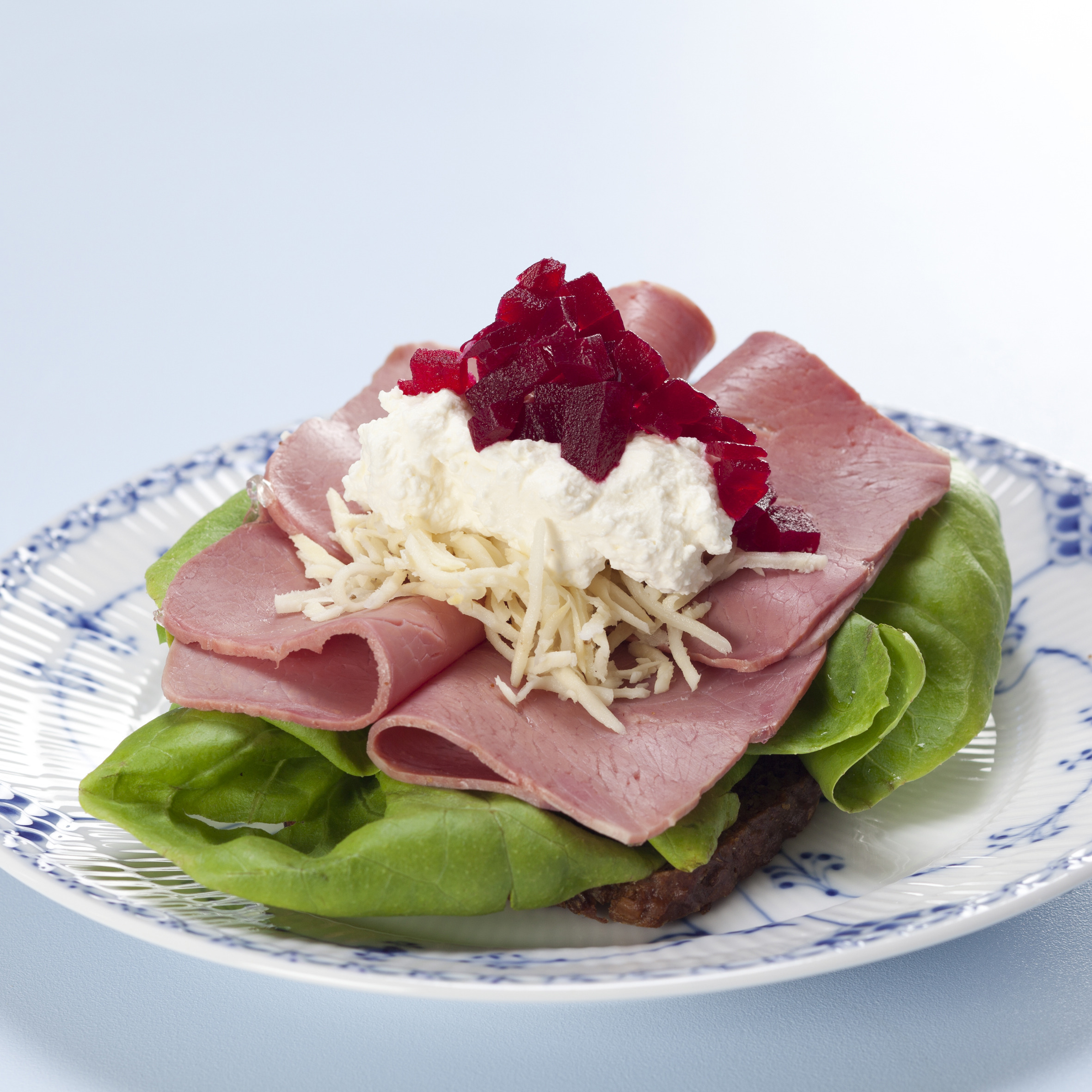 Sprængt oksebryst med peberrod og rødbeder