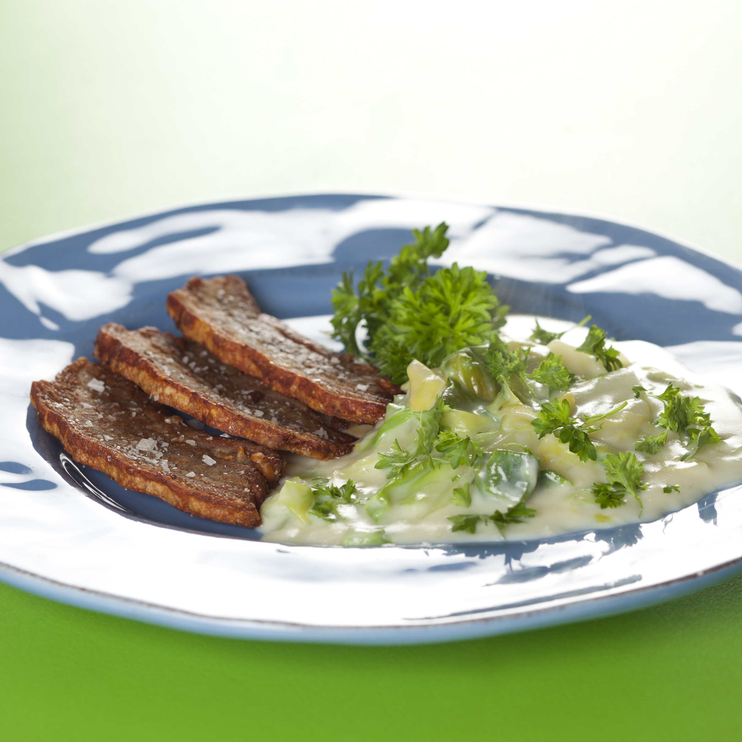 Stegt flæsk med stuvet spidskål