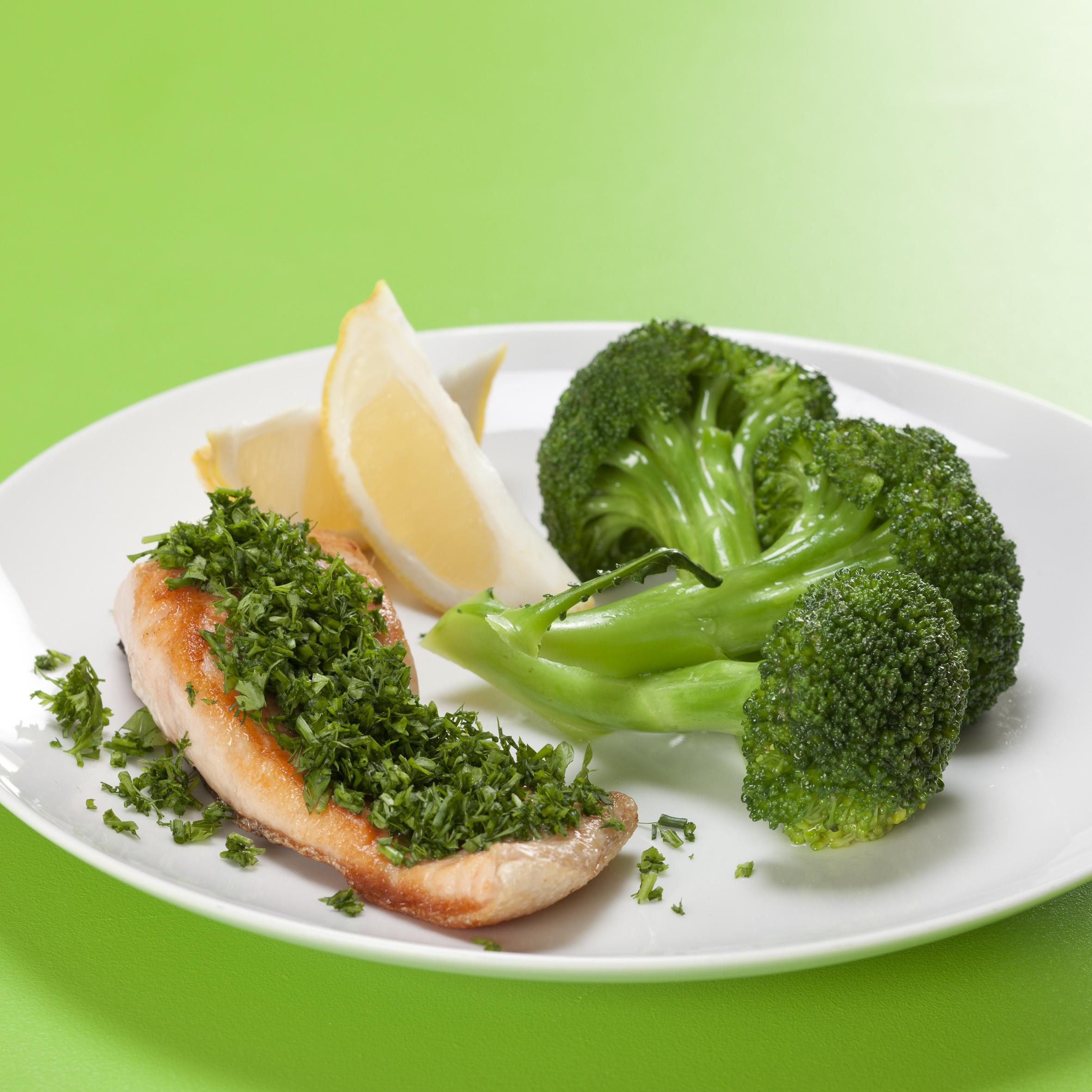 Stegt laks med krydderurter og broccoli