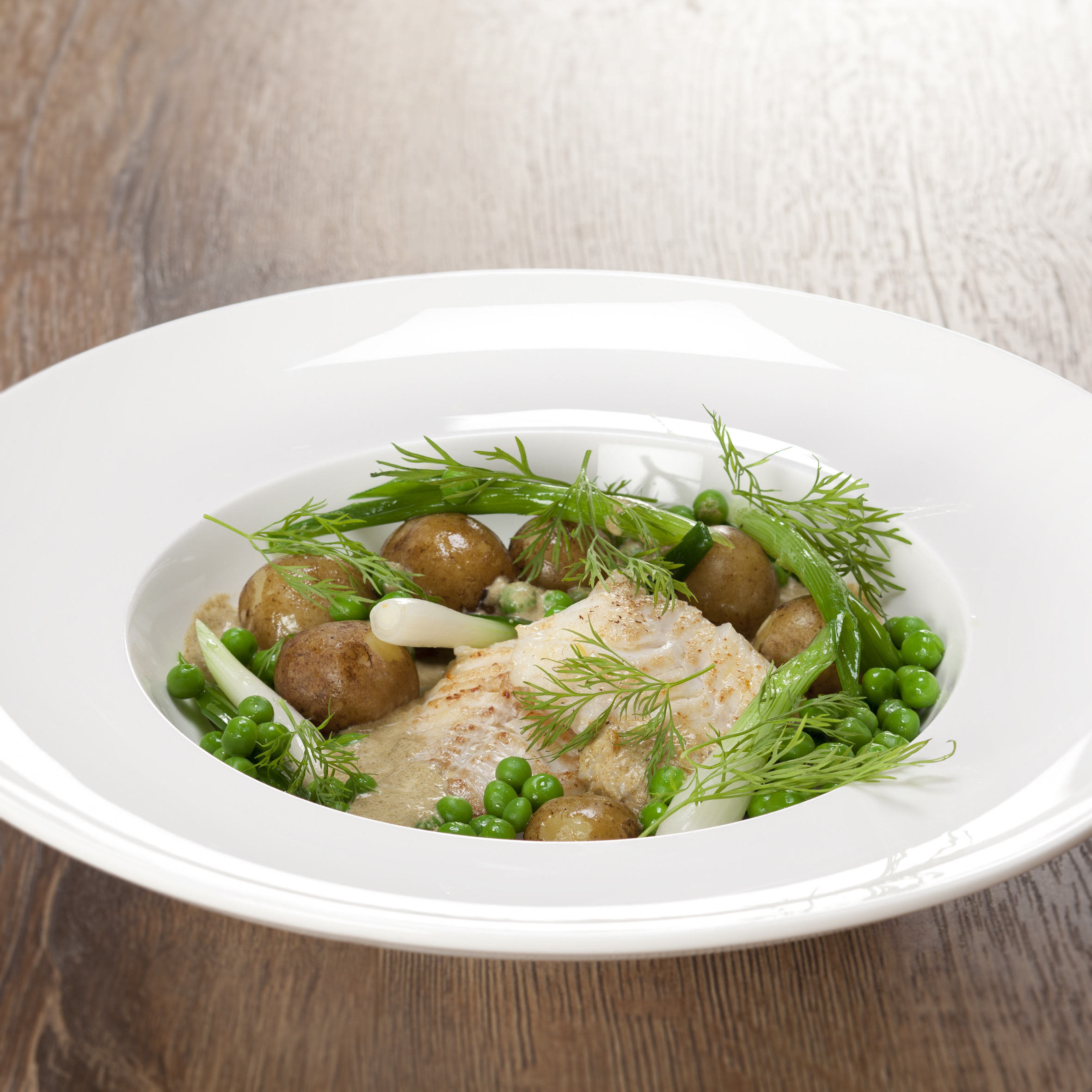 Stegt torsk i muslingeskum med sommergrønt