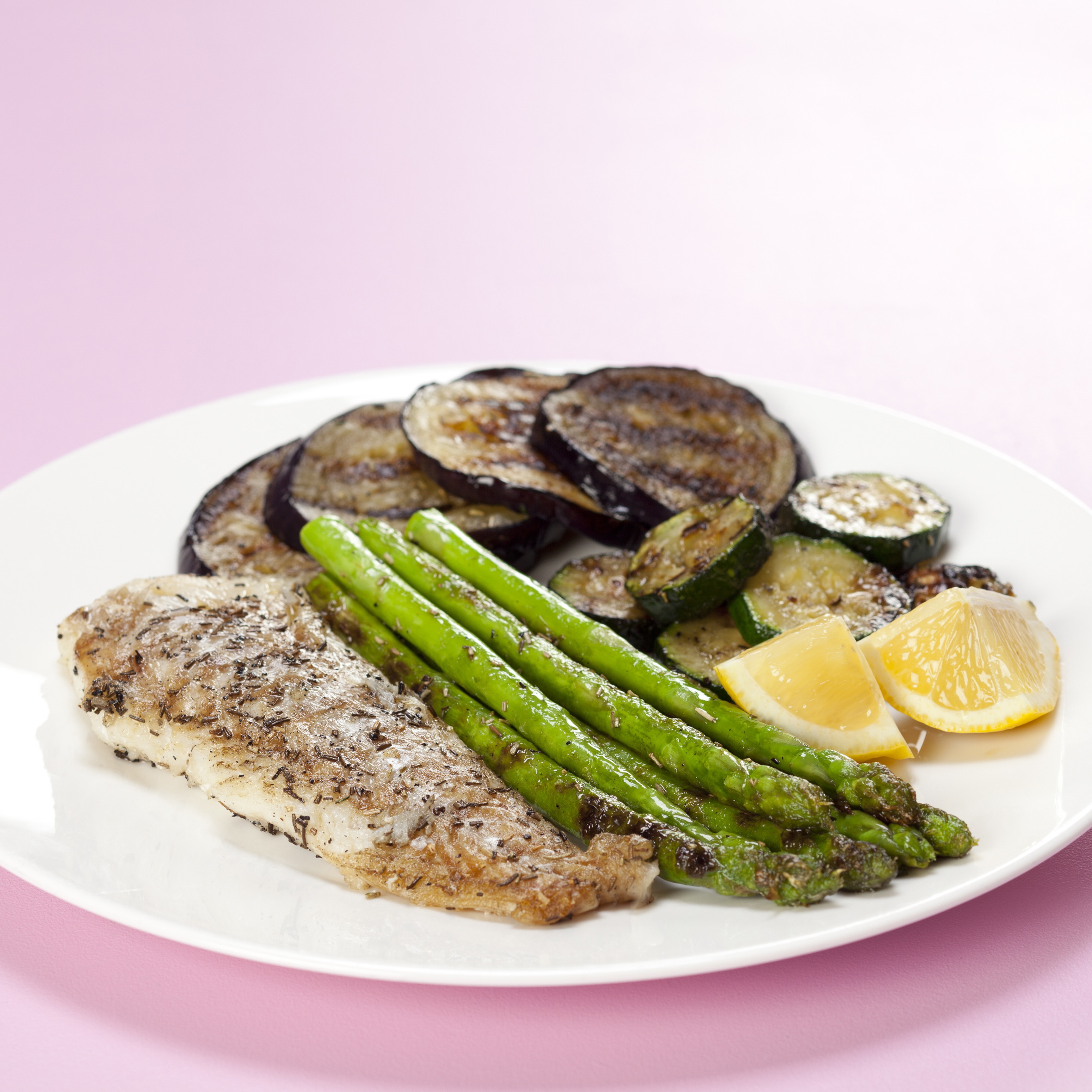 Stegt torskefilet med aubergine, squash og grønne asparges