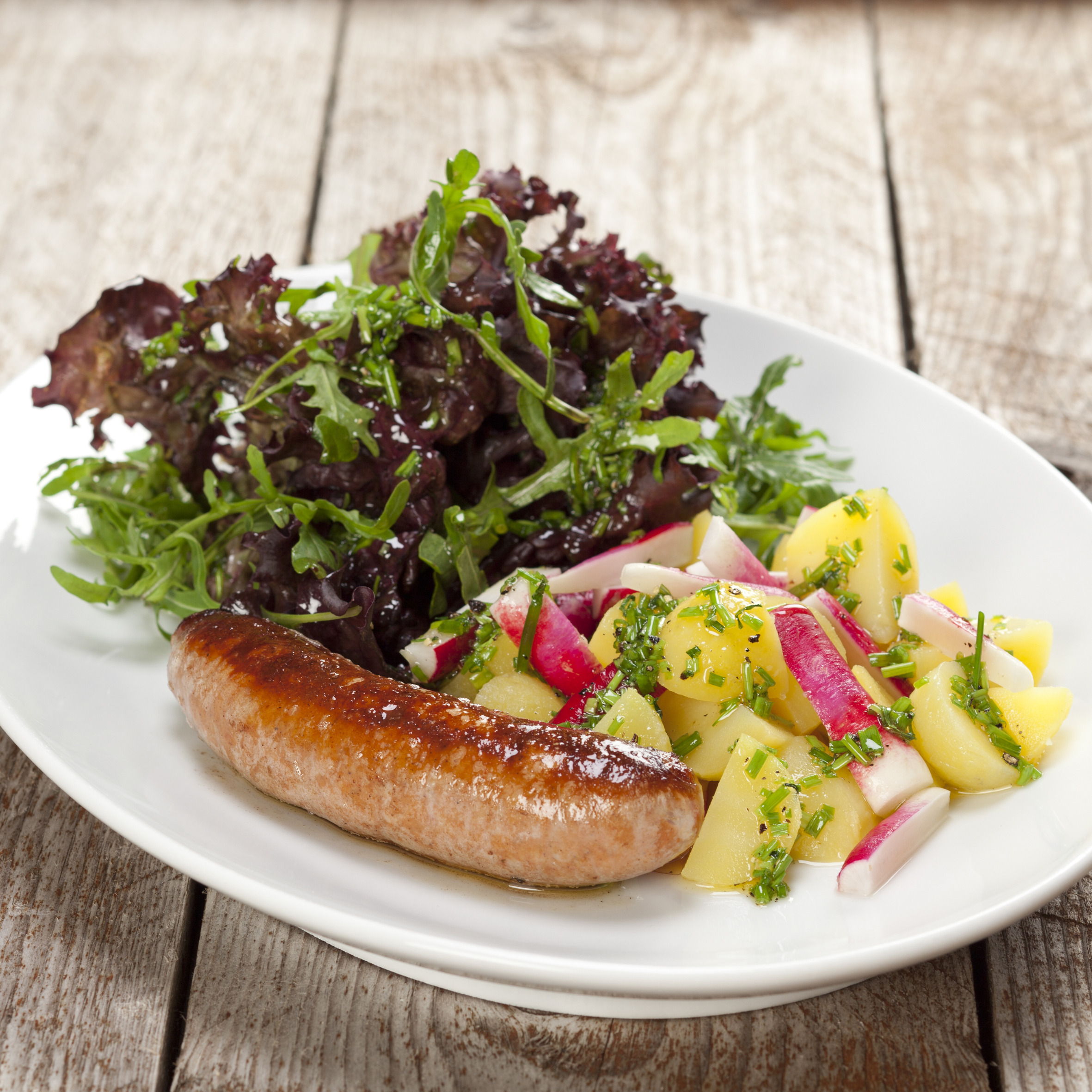 Stegte pølser med grøn kartoffelsalat