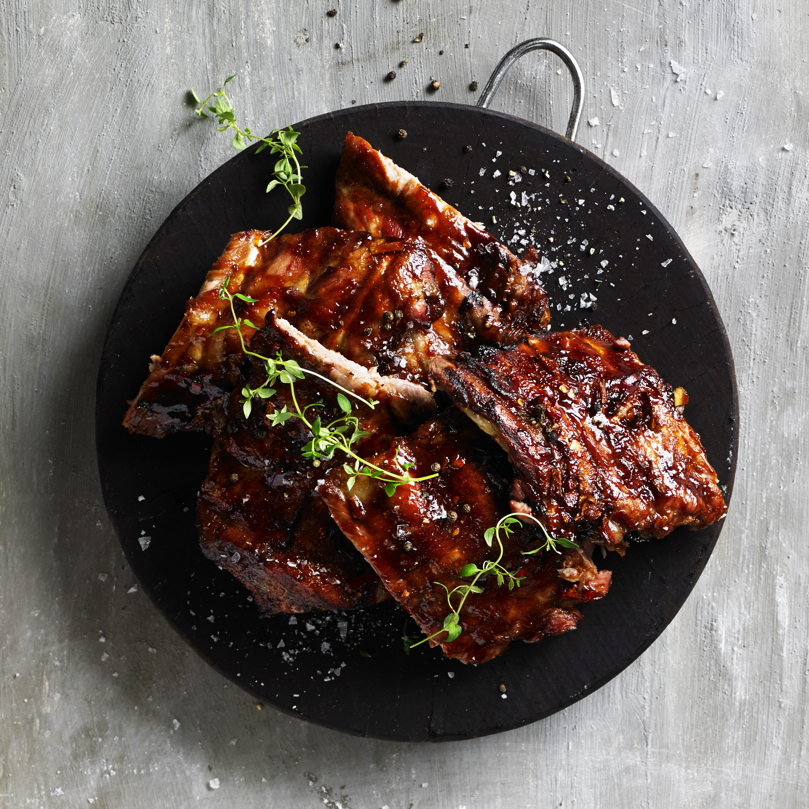 Spareribs med avokadodyp og stegte kartofler