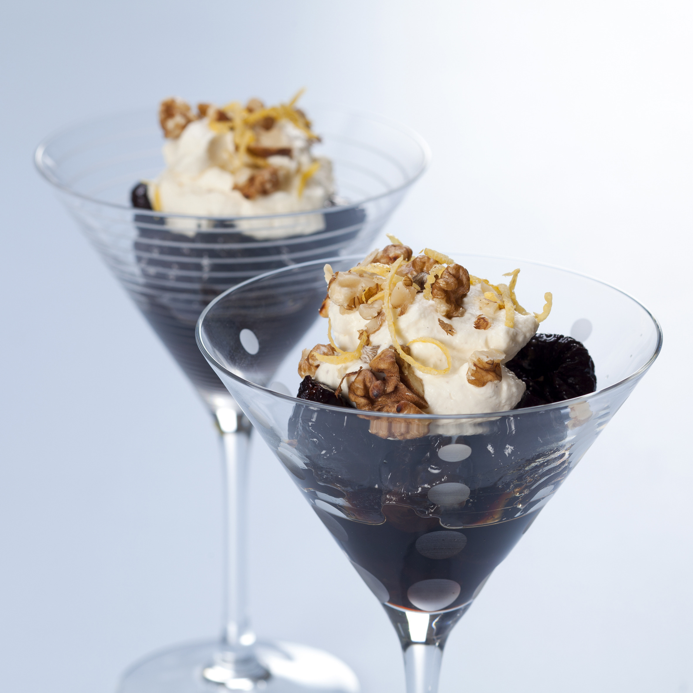 Svesker i rom med creme, valnødder og citron
