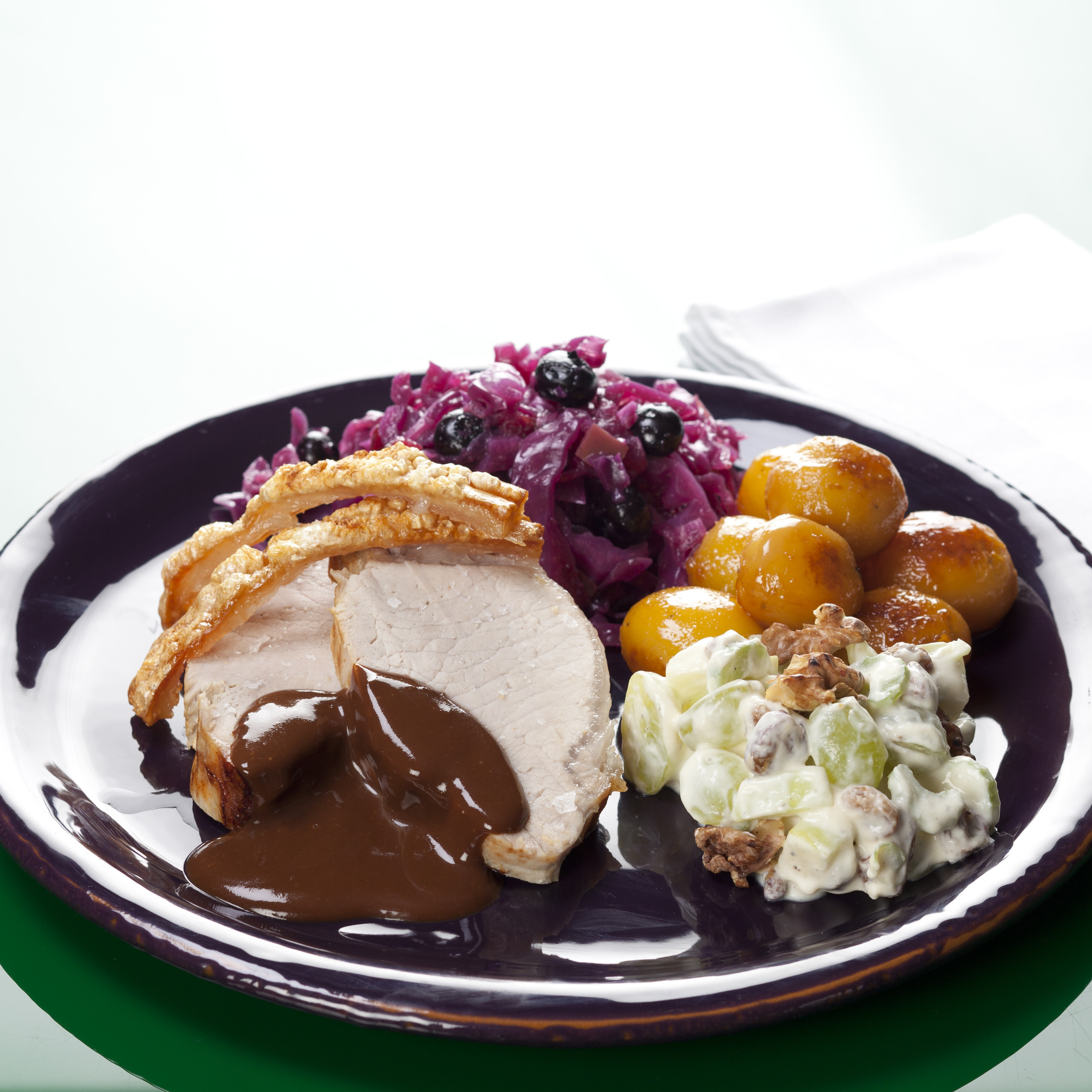 Svinekam med rødkål, brune kartofler og waldorfsalat