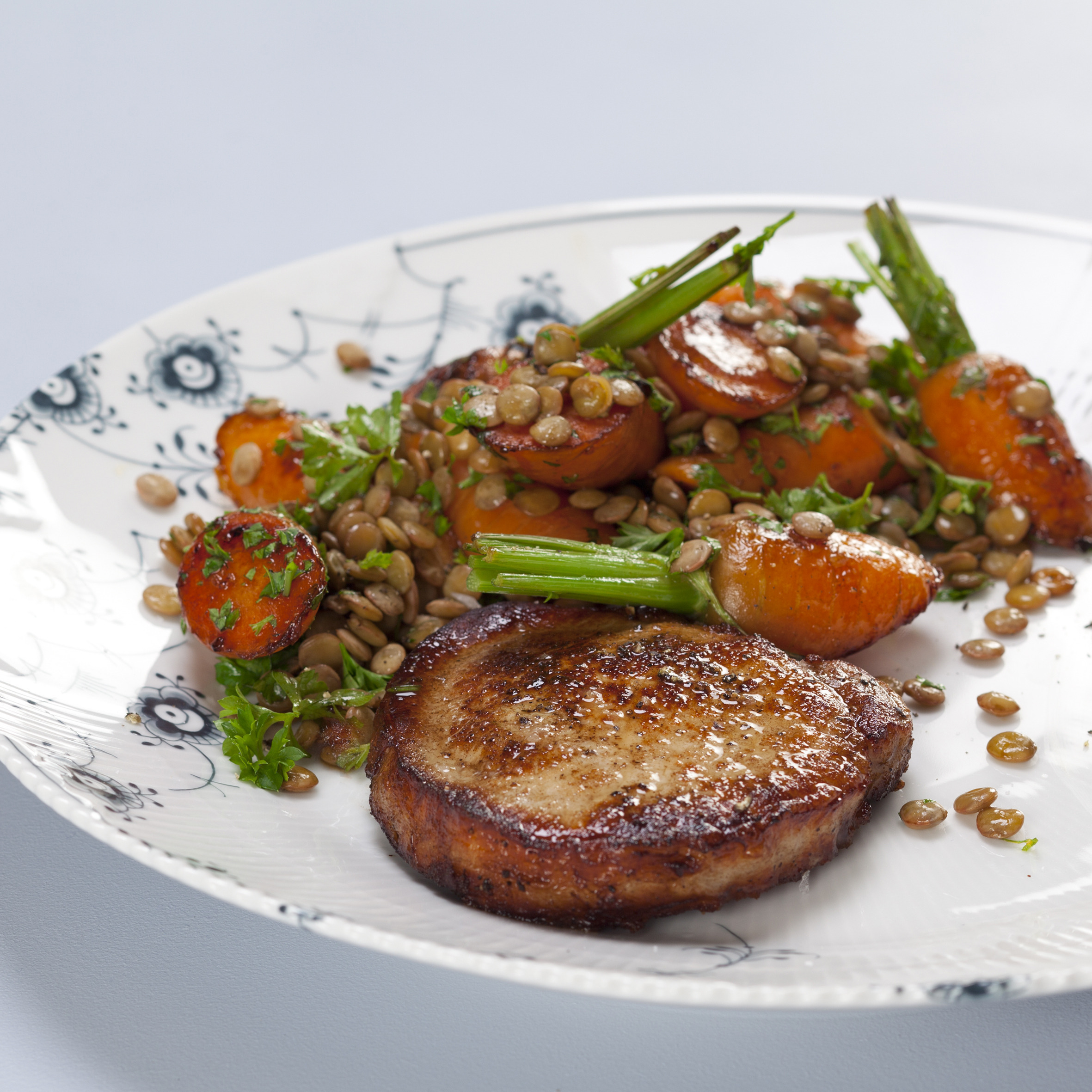 Svinekotelet med grønne linser og glaserede gulerødder