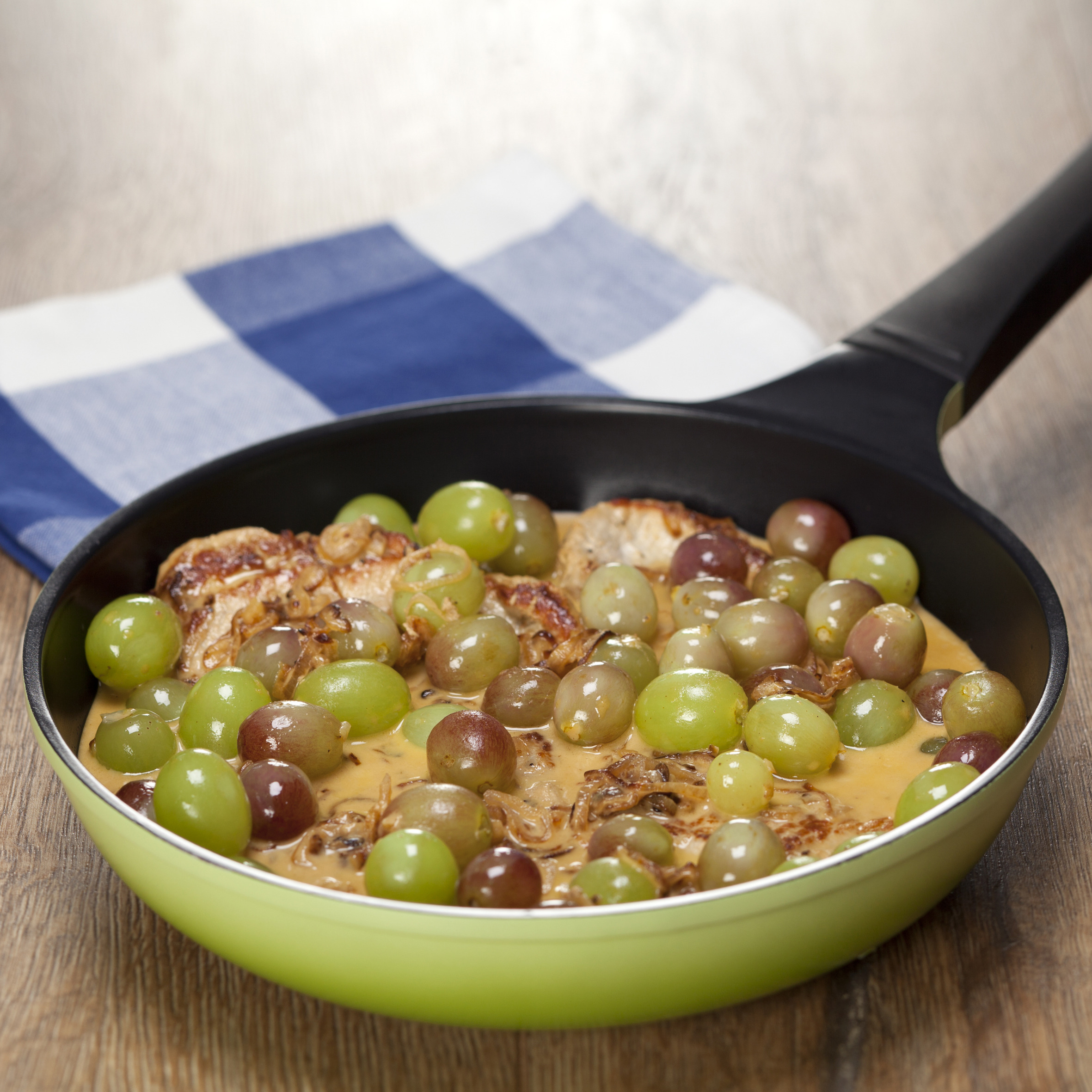 Svinekoteletter med løgsauce, druer og broccoli