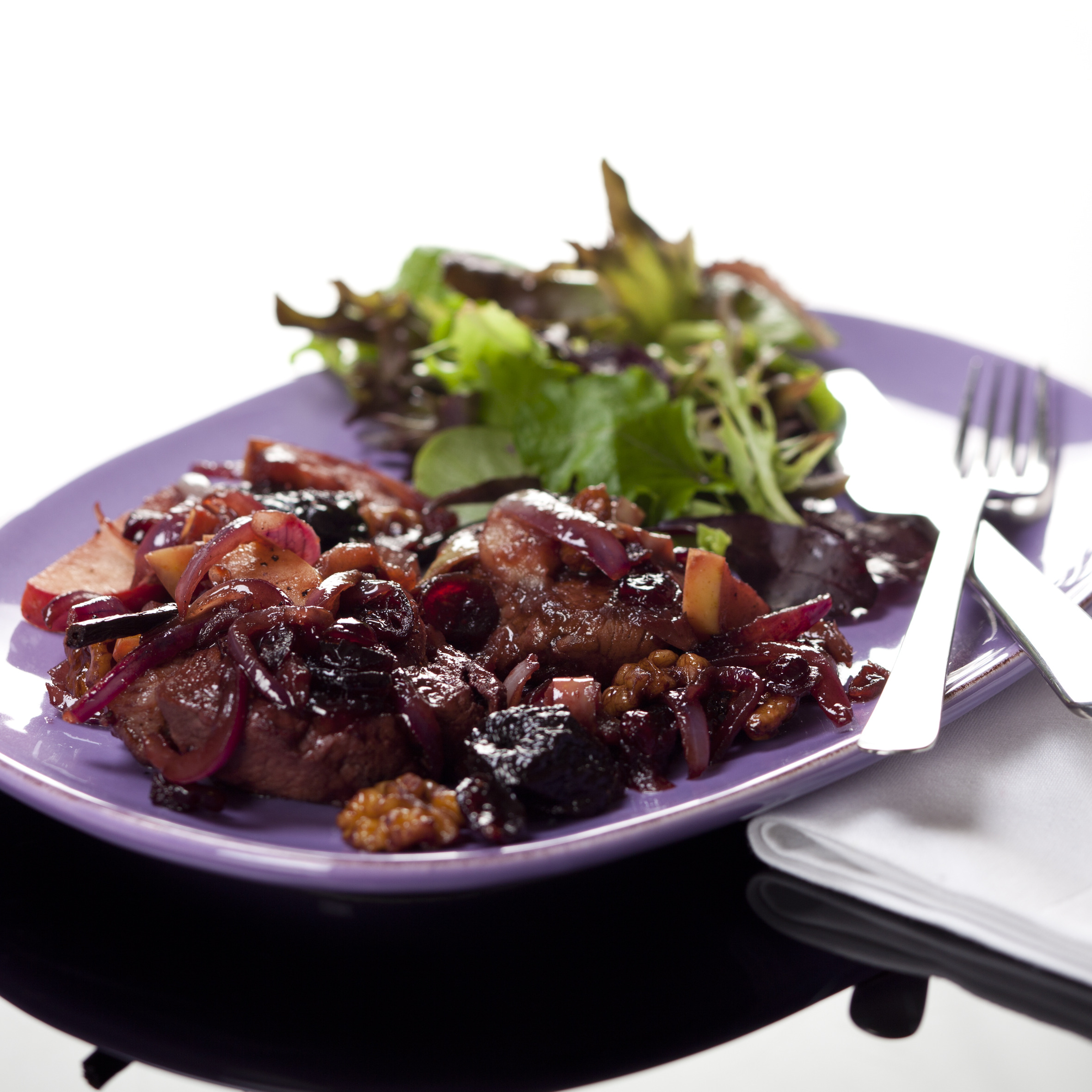 Svinemørbrad i portvin med æbler, svesker og valnødder