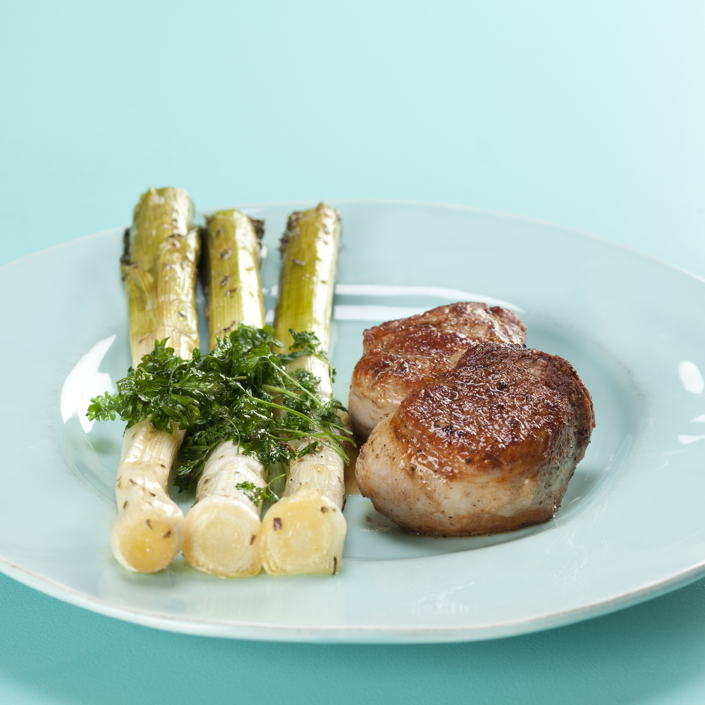 Svinemørbradsmedaljoner med honningbagte porrer og fritteret persille