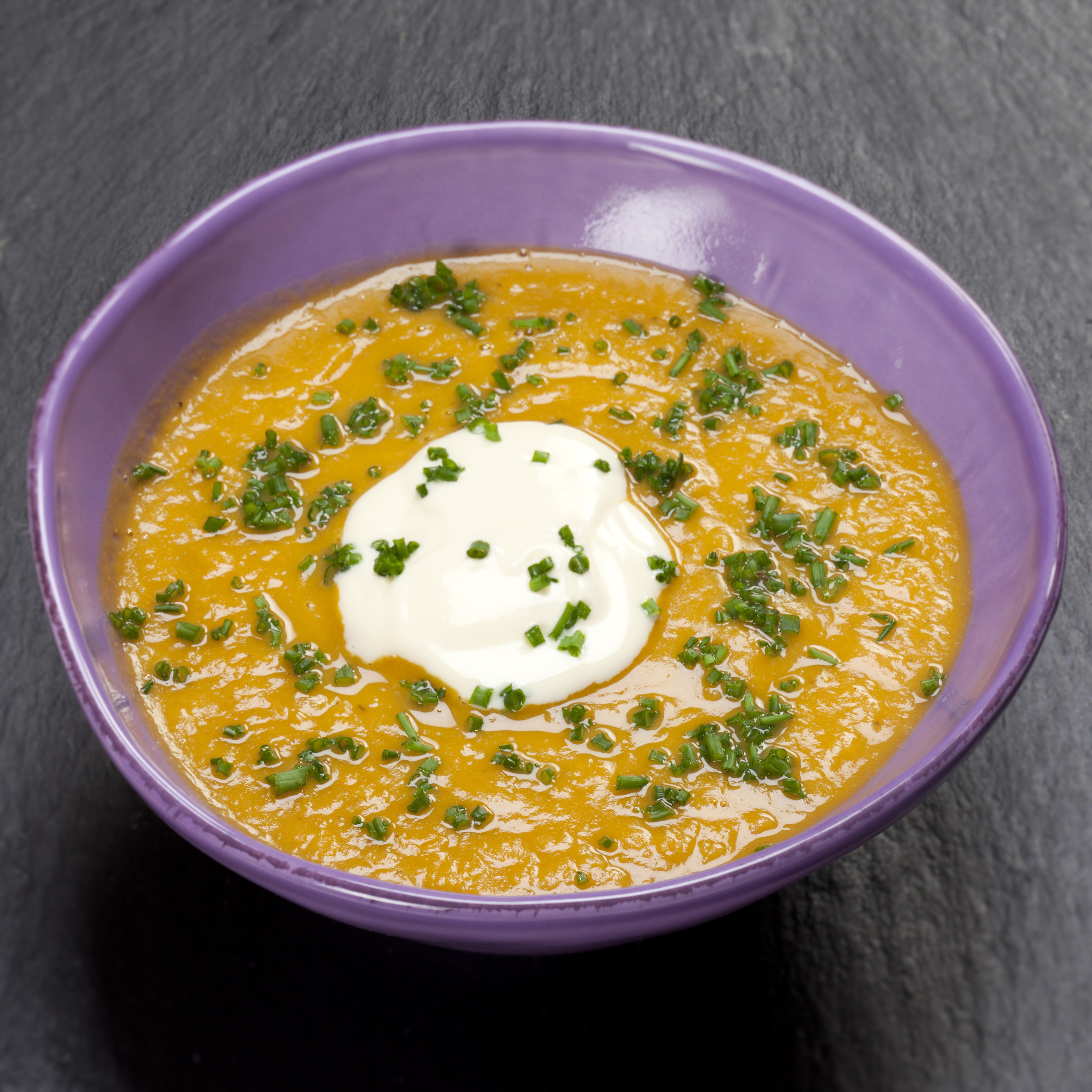 Sød kartoffelsuppe med rørt skyr og purløg