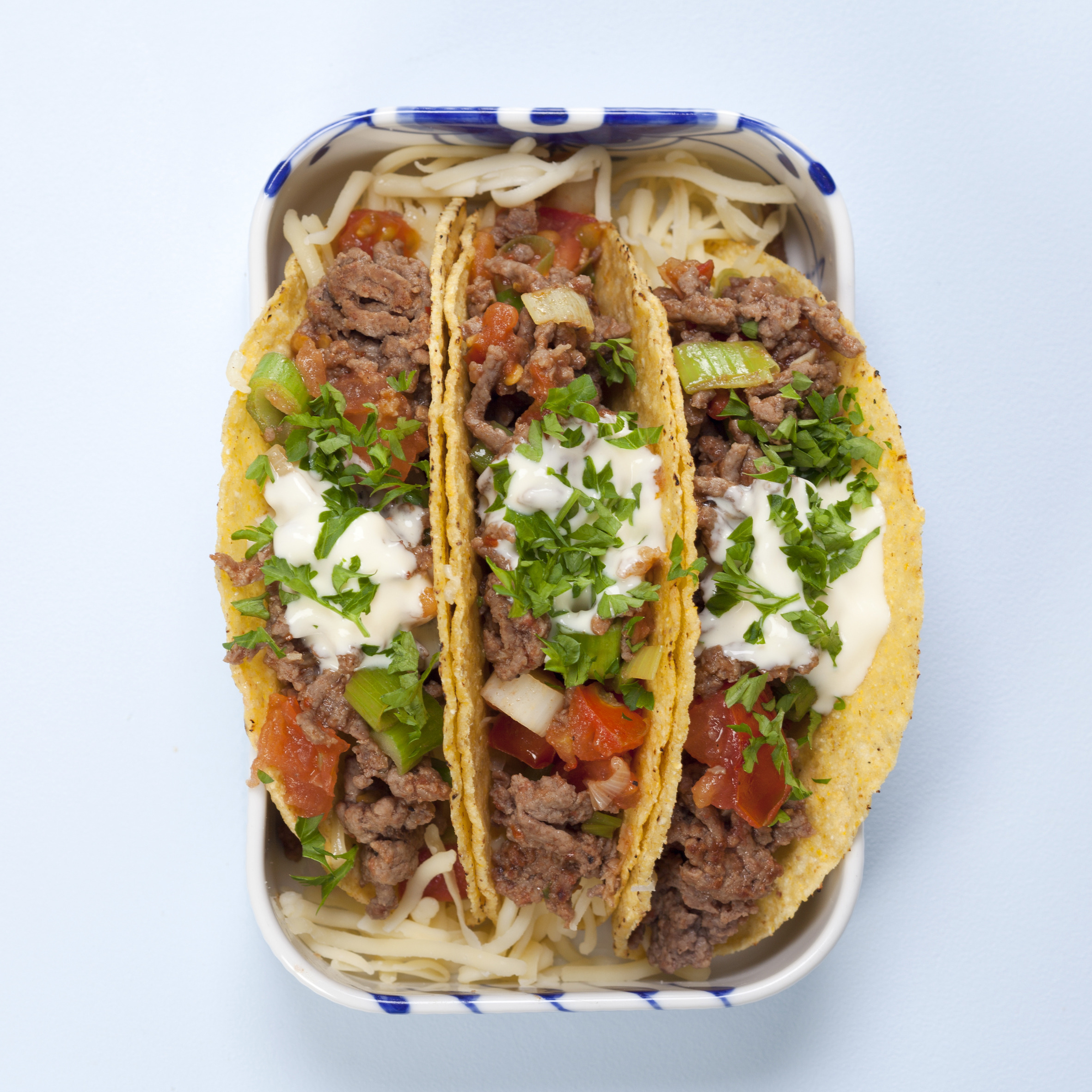 Taco skaller med ost, oksekød og tomat