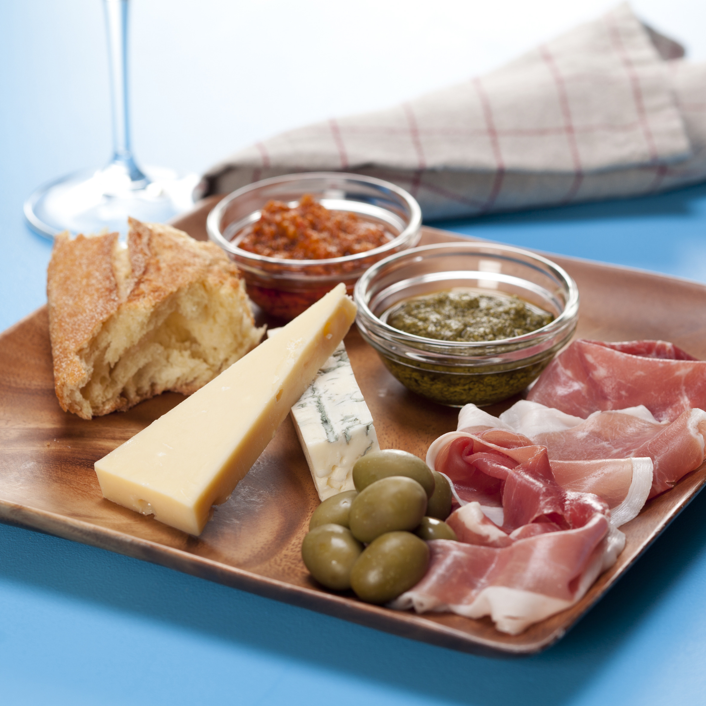 Tapas med skinke, ost, oliven og pesto