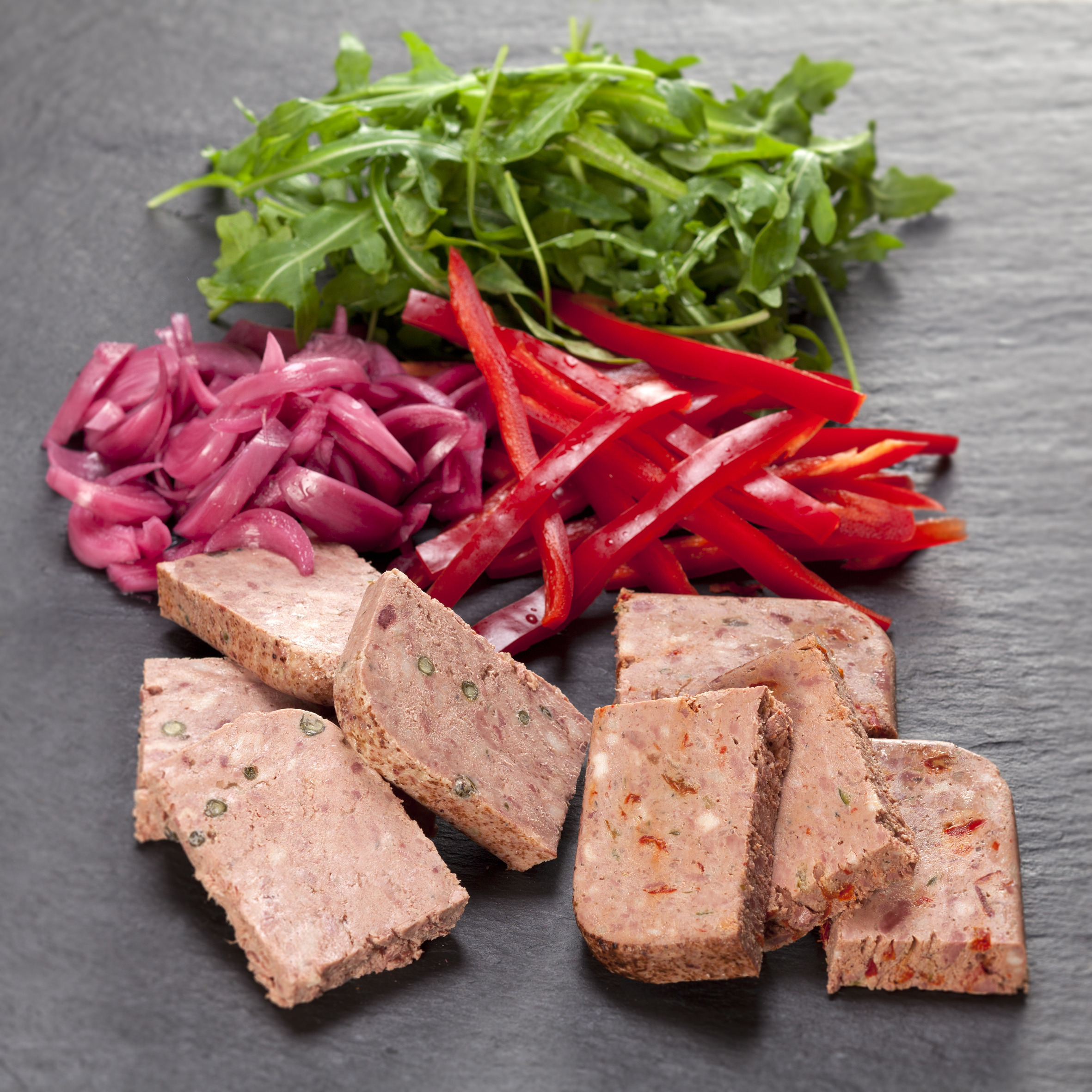 To slags paté med syltede rødløg, rød peberfrugt og rucola