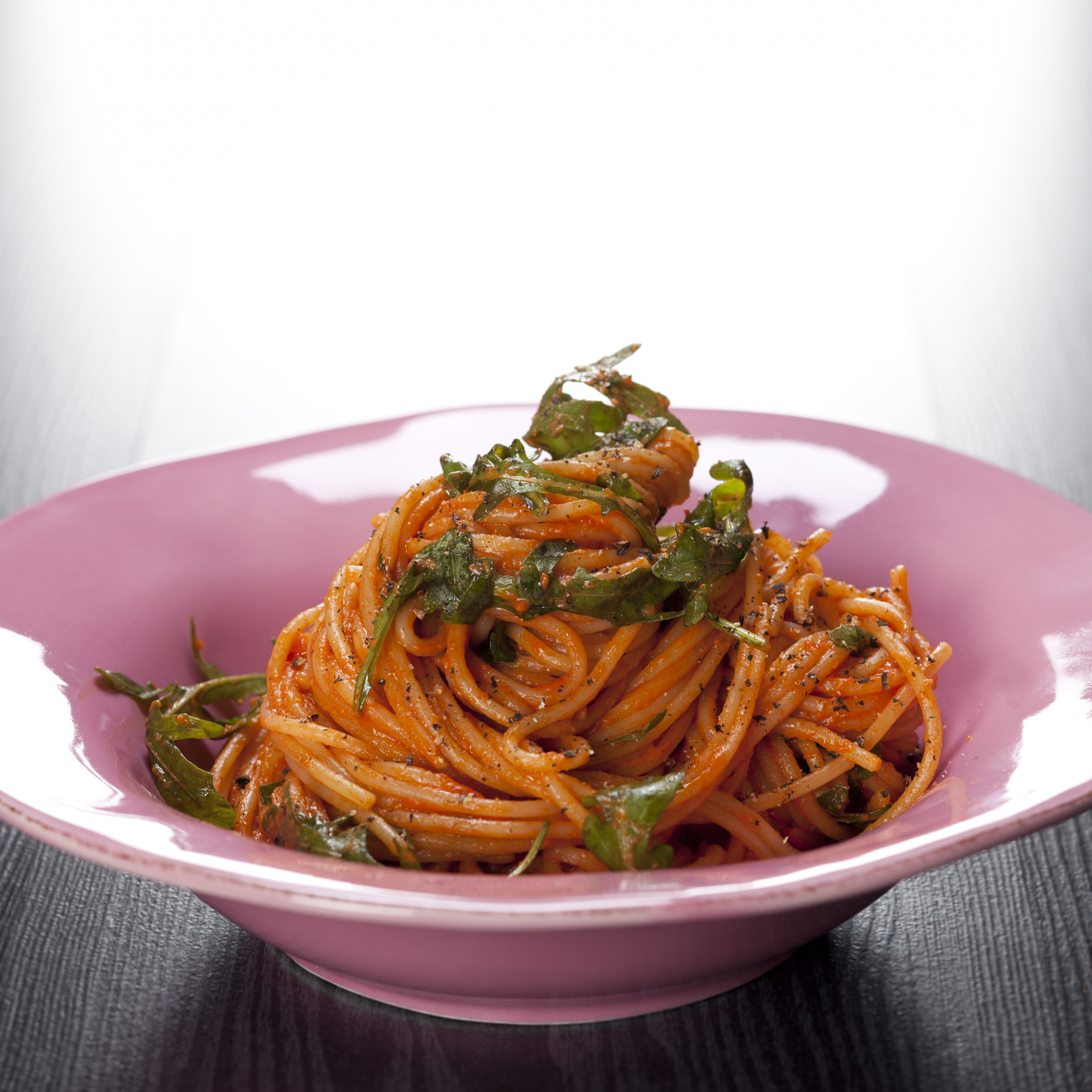 Tomatiseret pasta med rucola, parmesan og sort peber