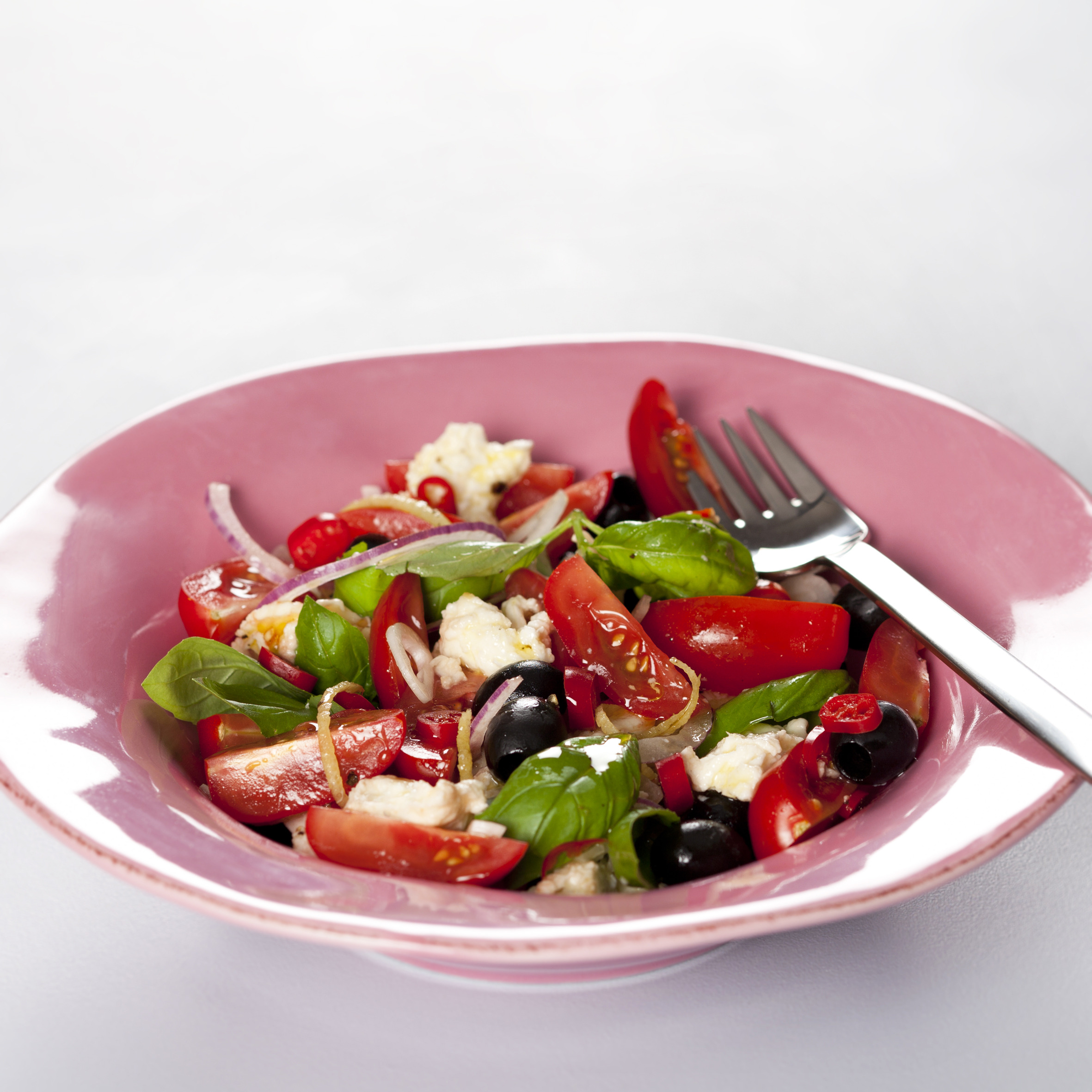 Tomatsalat med mozzarella, chili og sorte oliven