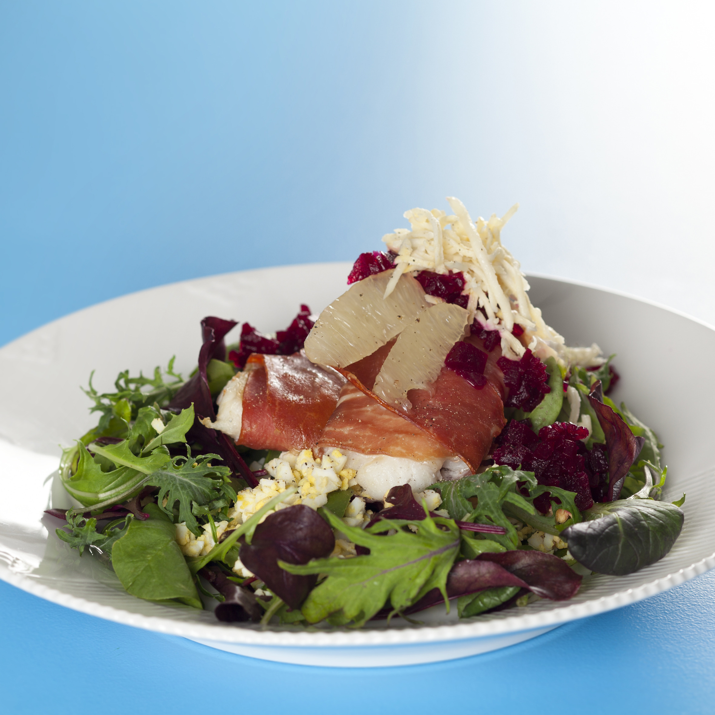 Torsk i sprød skinke med æg, rødbede og peberrod