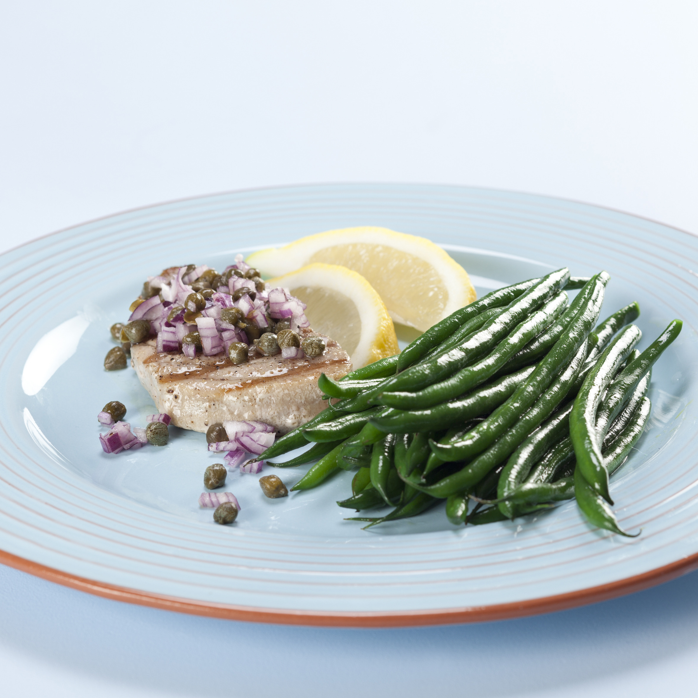 Tunsteak med kapers, rødløg og citron og grønne bønner