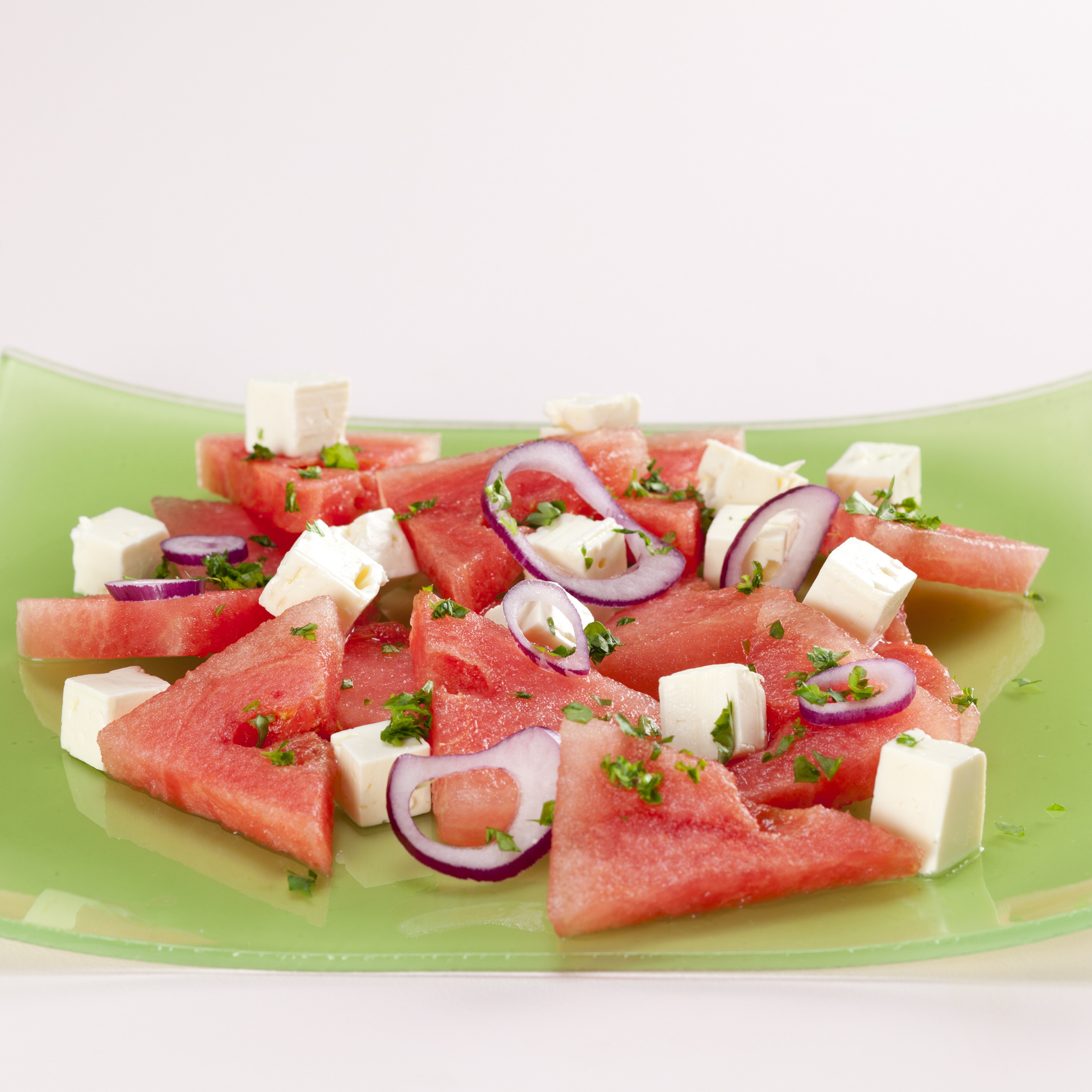 Vandmelonssalat med salattern, persille og rødløg