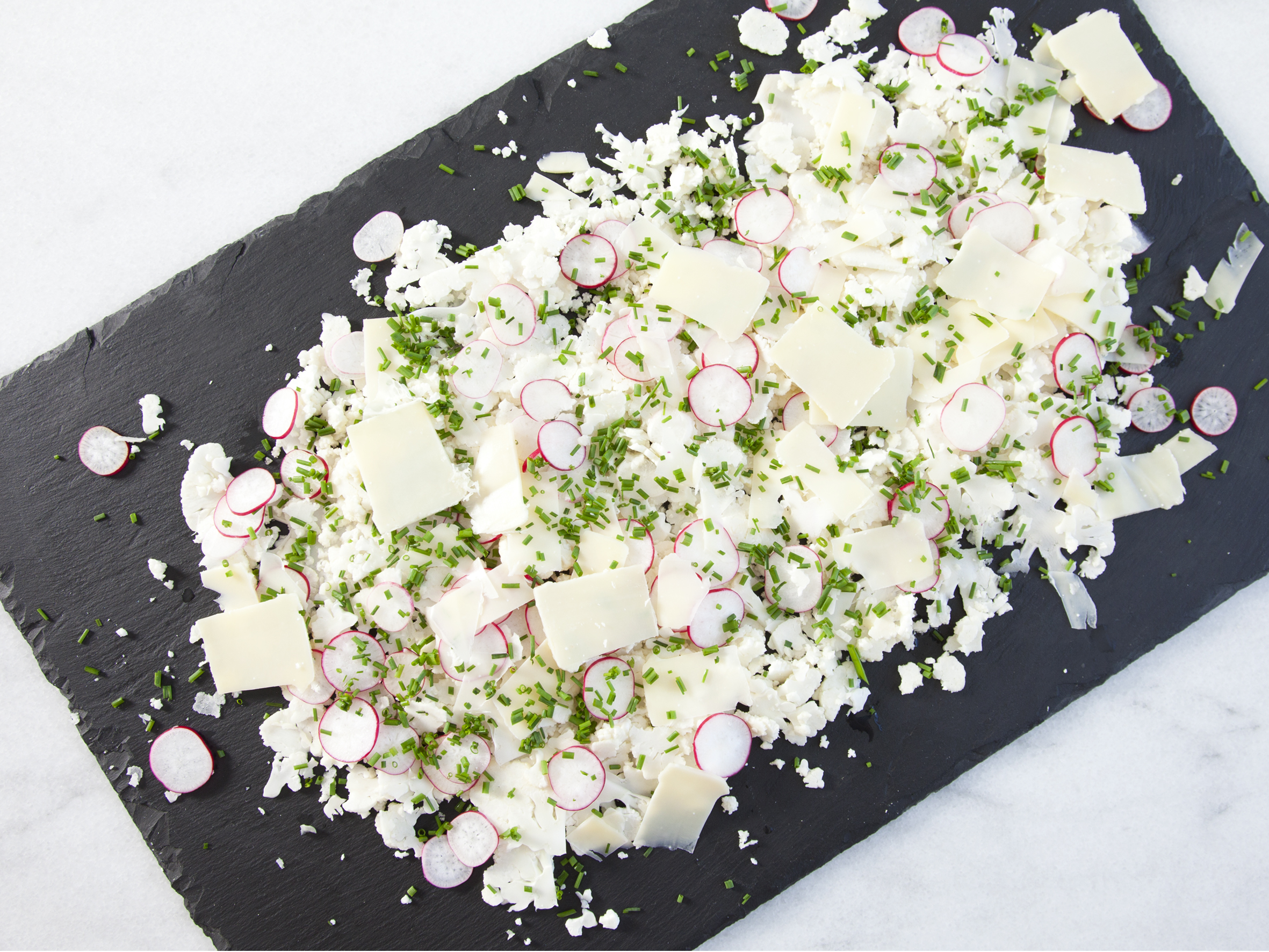 Blomkål, radiser, purløg og høvlet ost