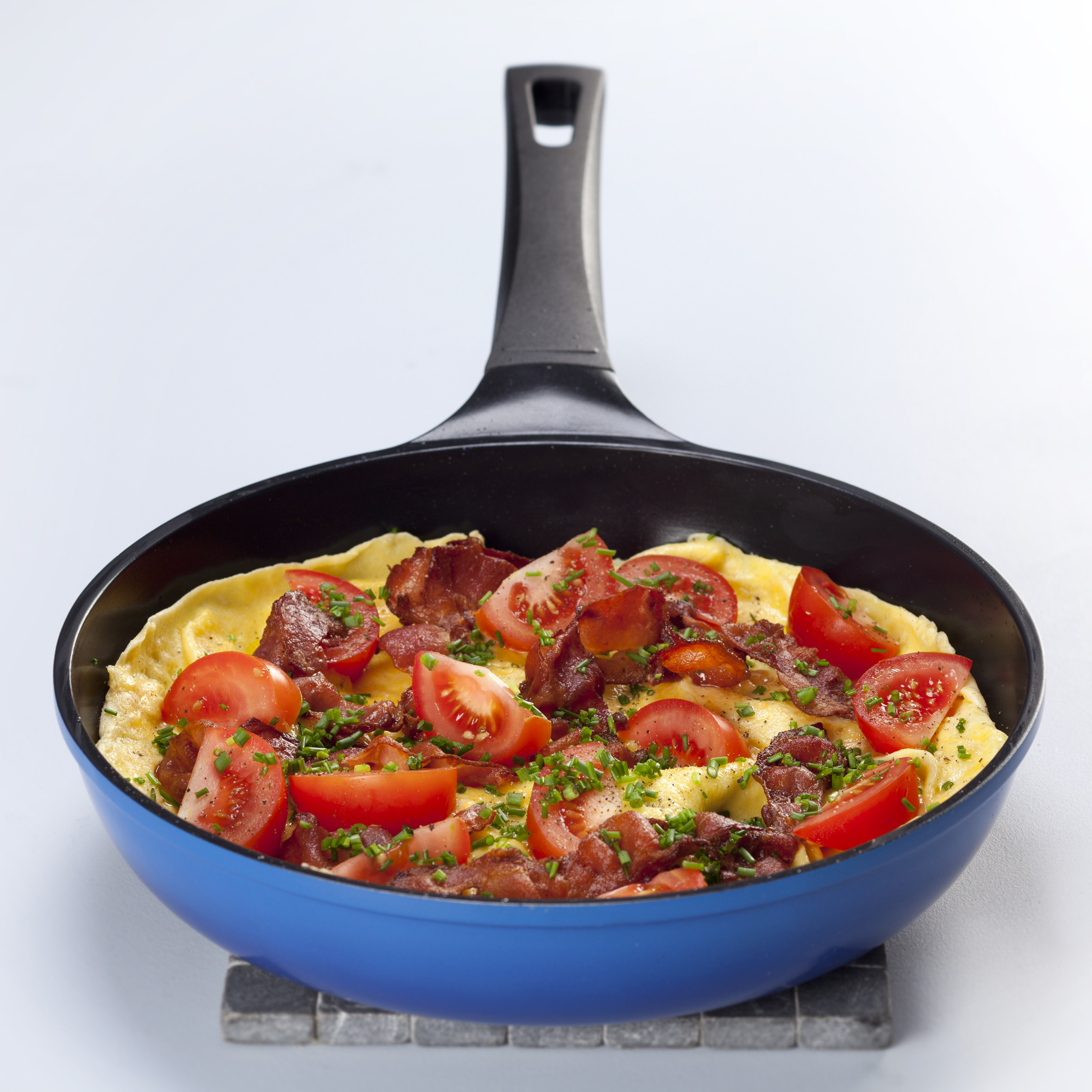 Æggekage med bacon, tomater og purløg