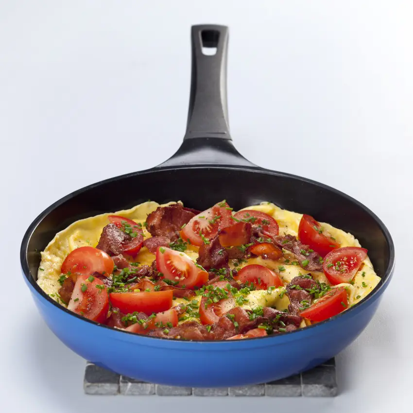 Æggekage med bacon, tomater og purløg