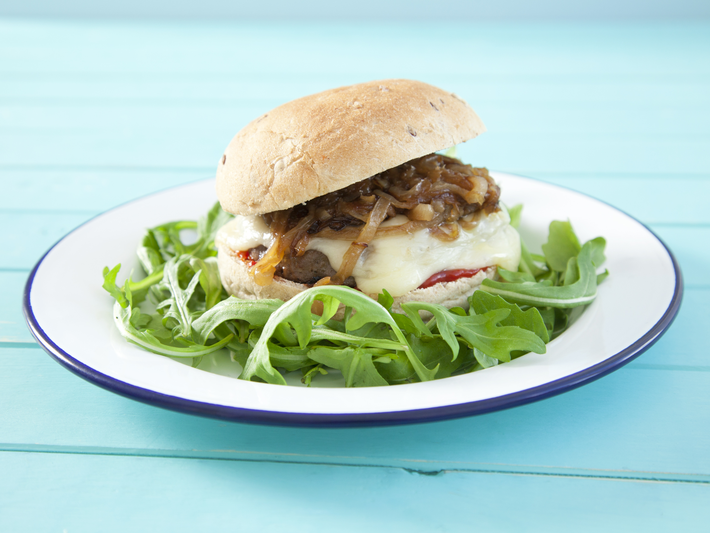 Cheeseburger med karamelliserede løg