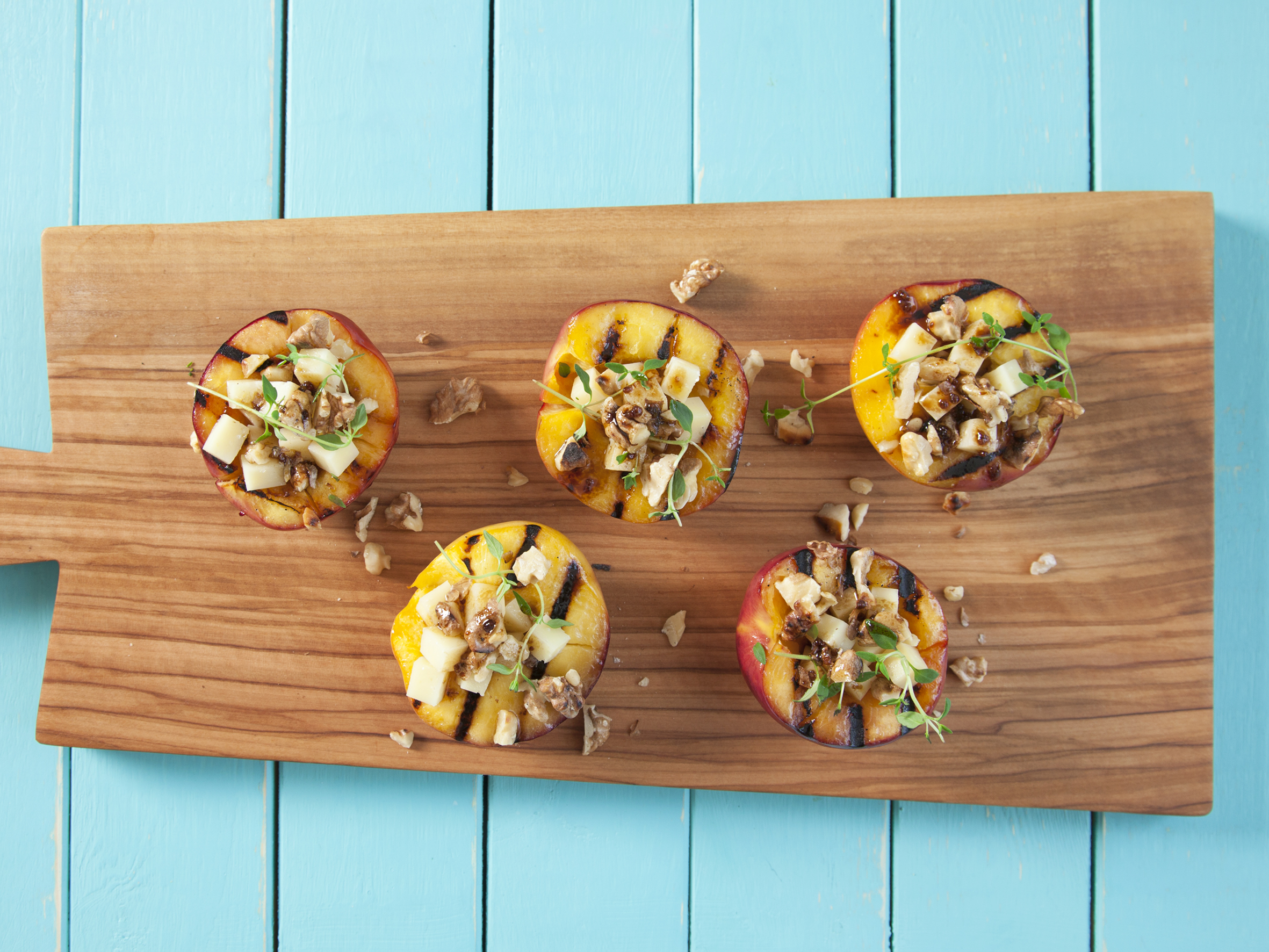 Grillede nektariner med ost, valnødder og timian