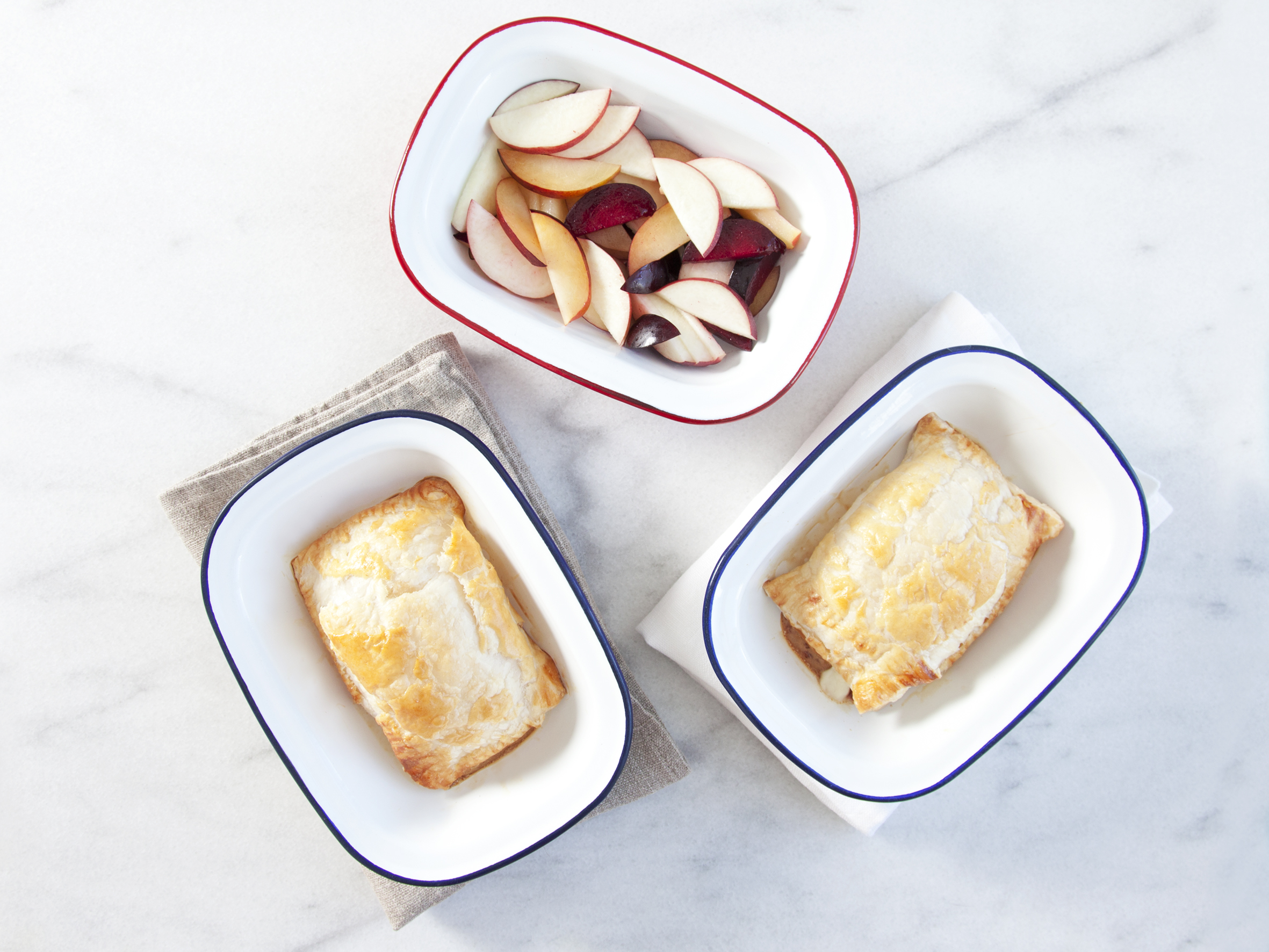 Ost i butterdej med blommer og æble