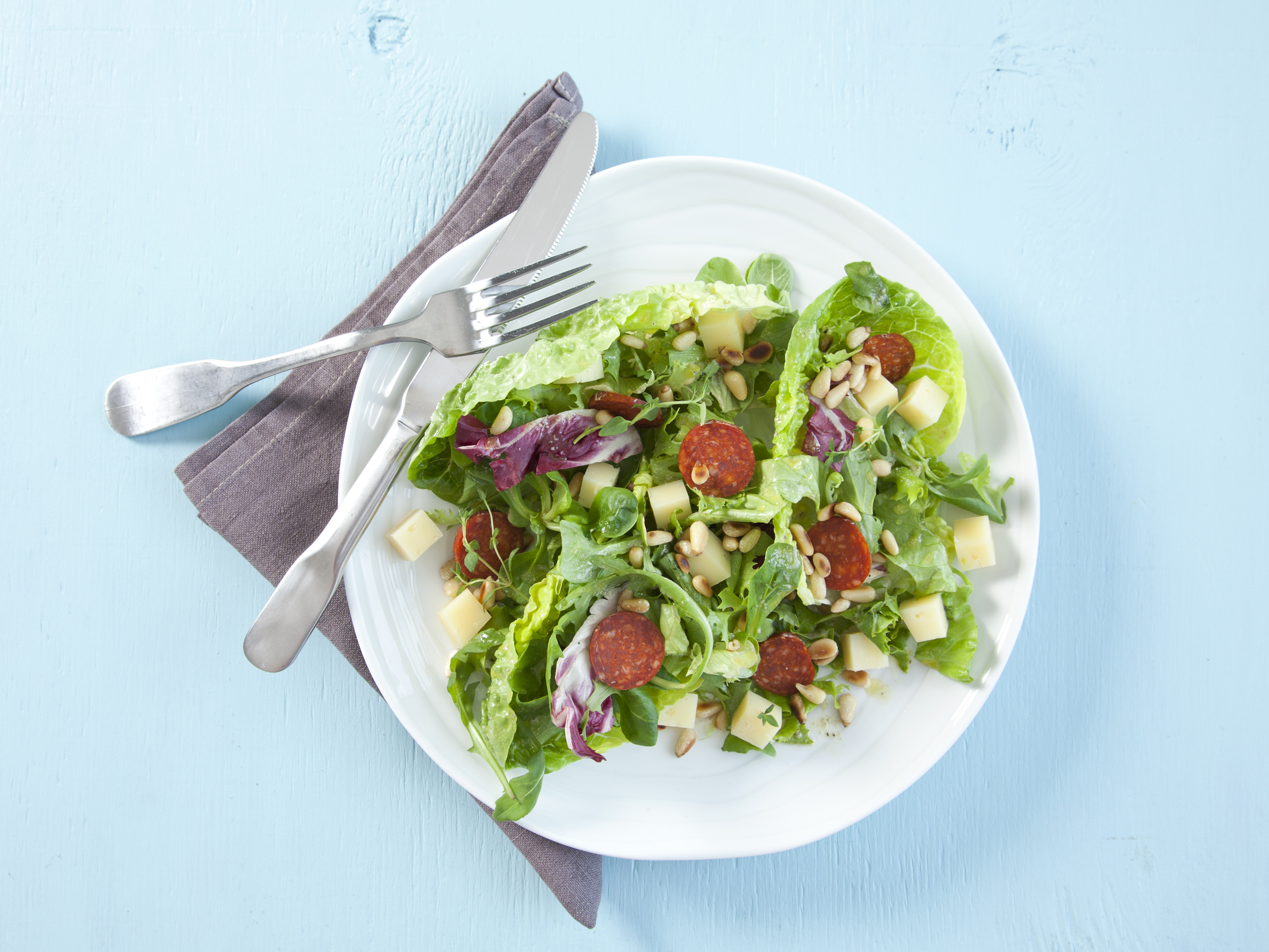 Salat med ost, chorizo og pinjekerner